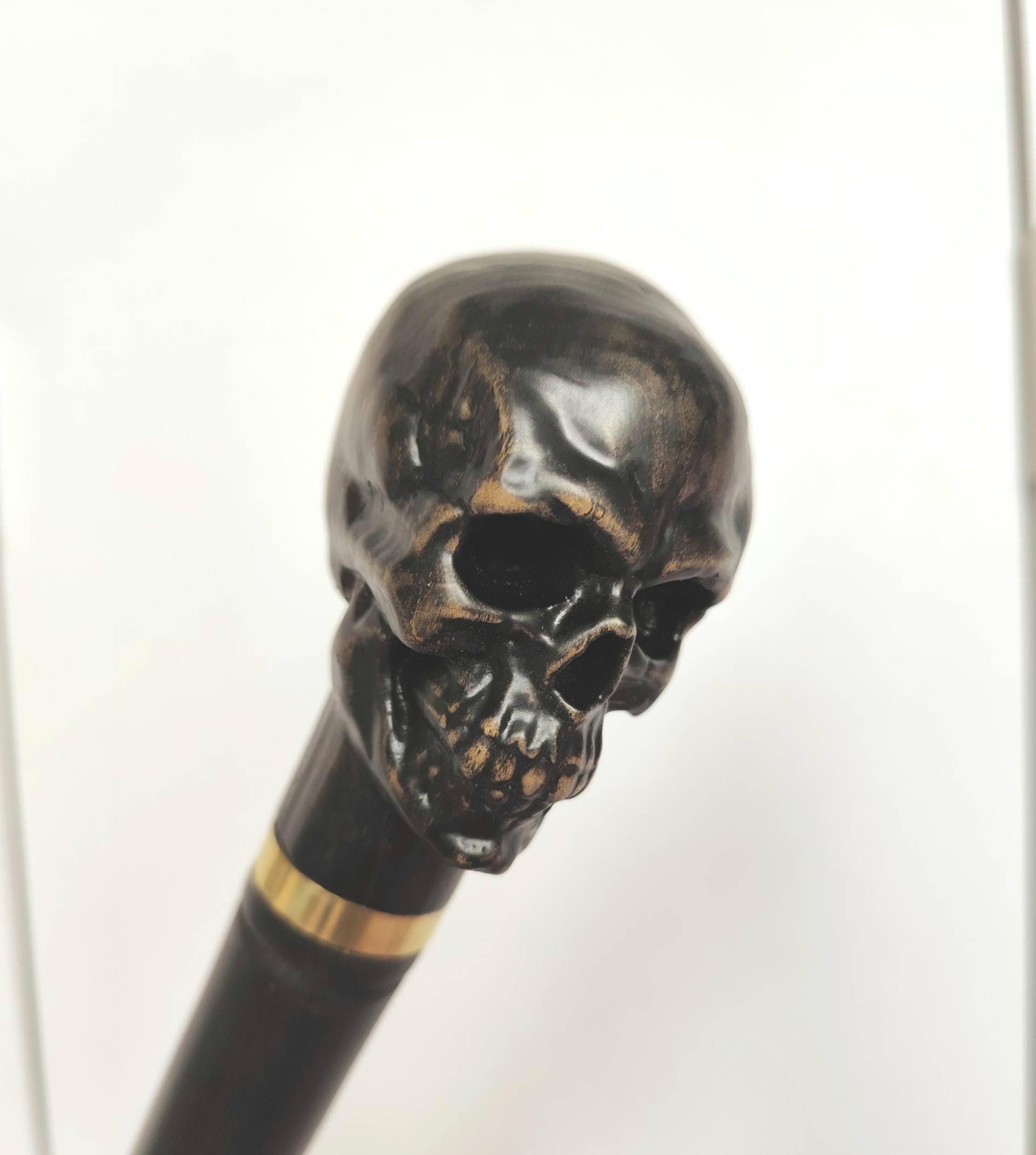 Handgefertigter Gehstock Aus Holz, Schwarzer Totenkopf Geschnitzter Griff, Geschenk Für Wanderer Handgefertigter Gehstock Aus Holz, Schwarzer Totenkopf Geschnitzter Griff, Geschenk Für Wanderer von Etsy - LEMWoodDesign