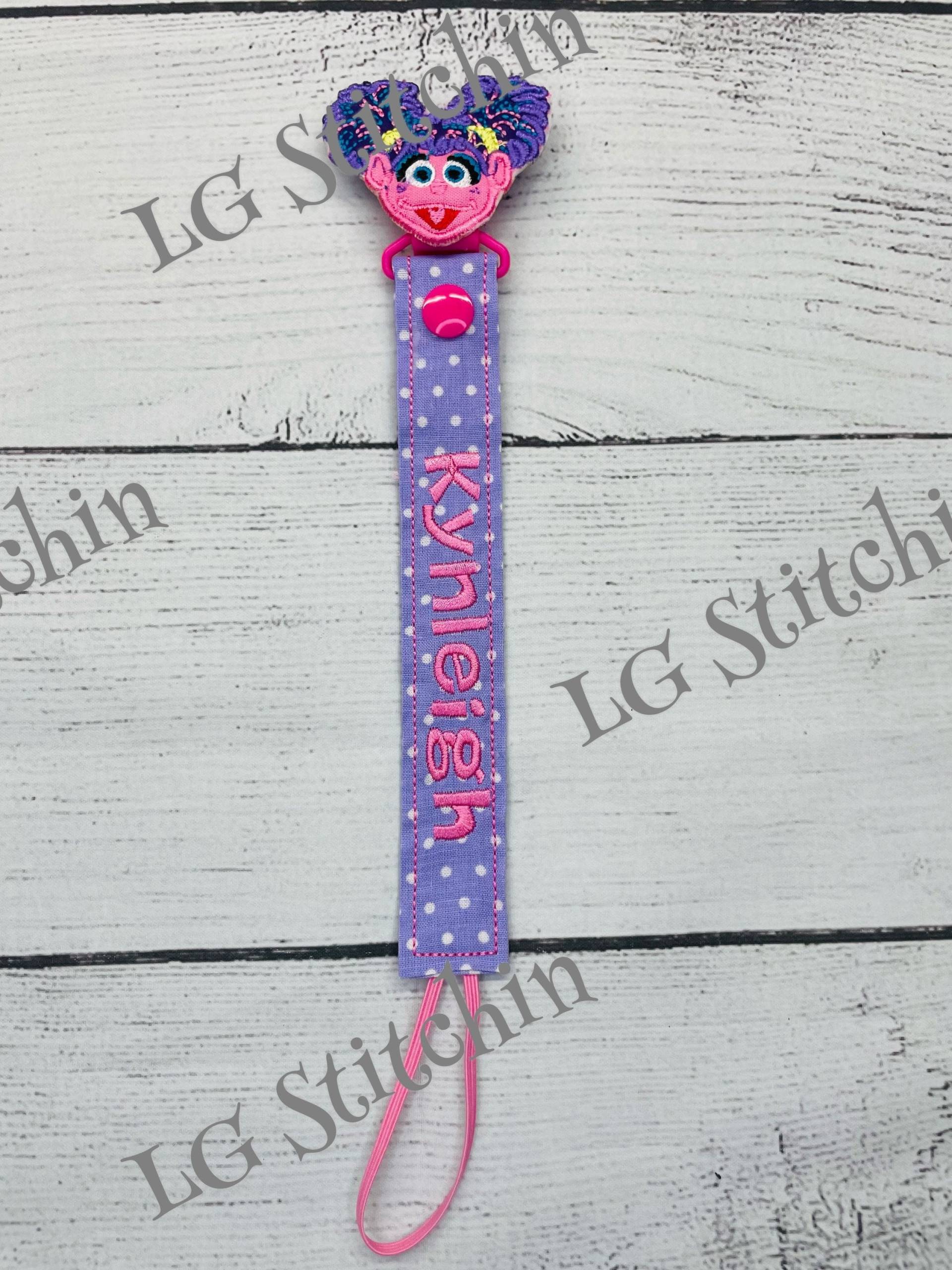 Abby Schnullerkette Bestickter Schnullerclip Schnullerband von Etsy - LGStitchin