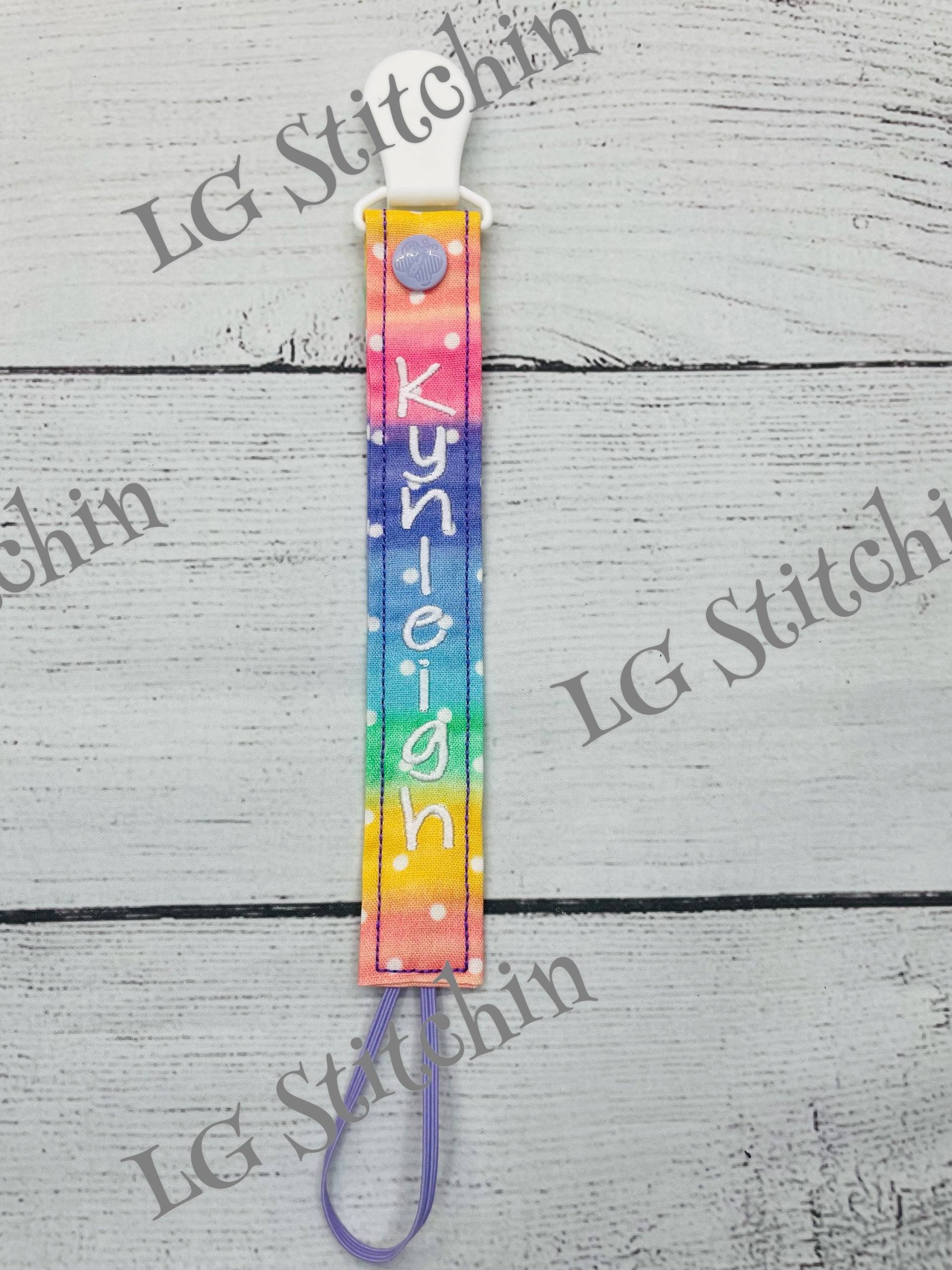 Regenbogen Schnullerclip Benutzerdefinierte Bestickt Niedlich Schnullerhalter Bobo Dodie von Etsy - LGStitchin