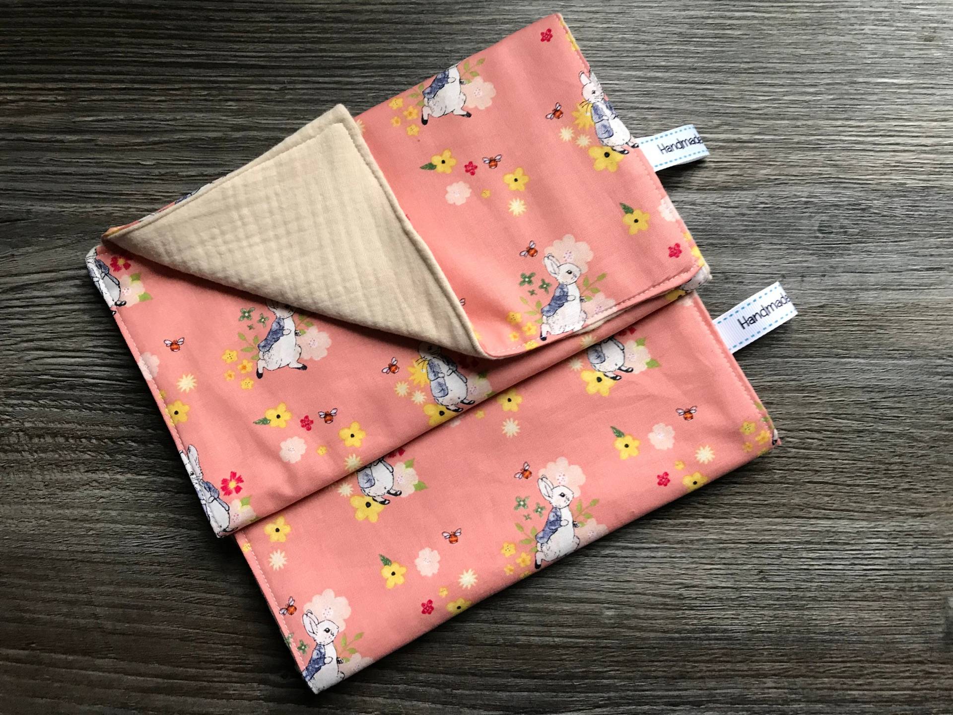 Pfirsich Natur Burping Cloth Schulter Dribble Bib Mit Hasen Bienen & Hübsche Kleine Gelbe Gänseblümchen 100% Weiche Musselin Baumwolle von Etsy - LISAsKNITWEAR