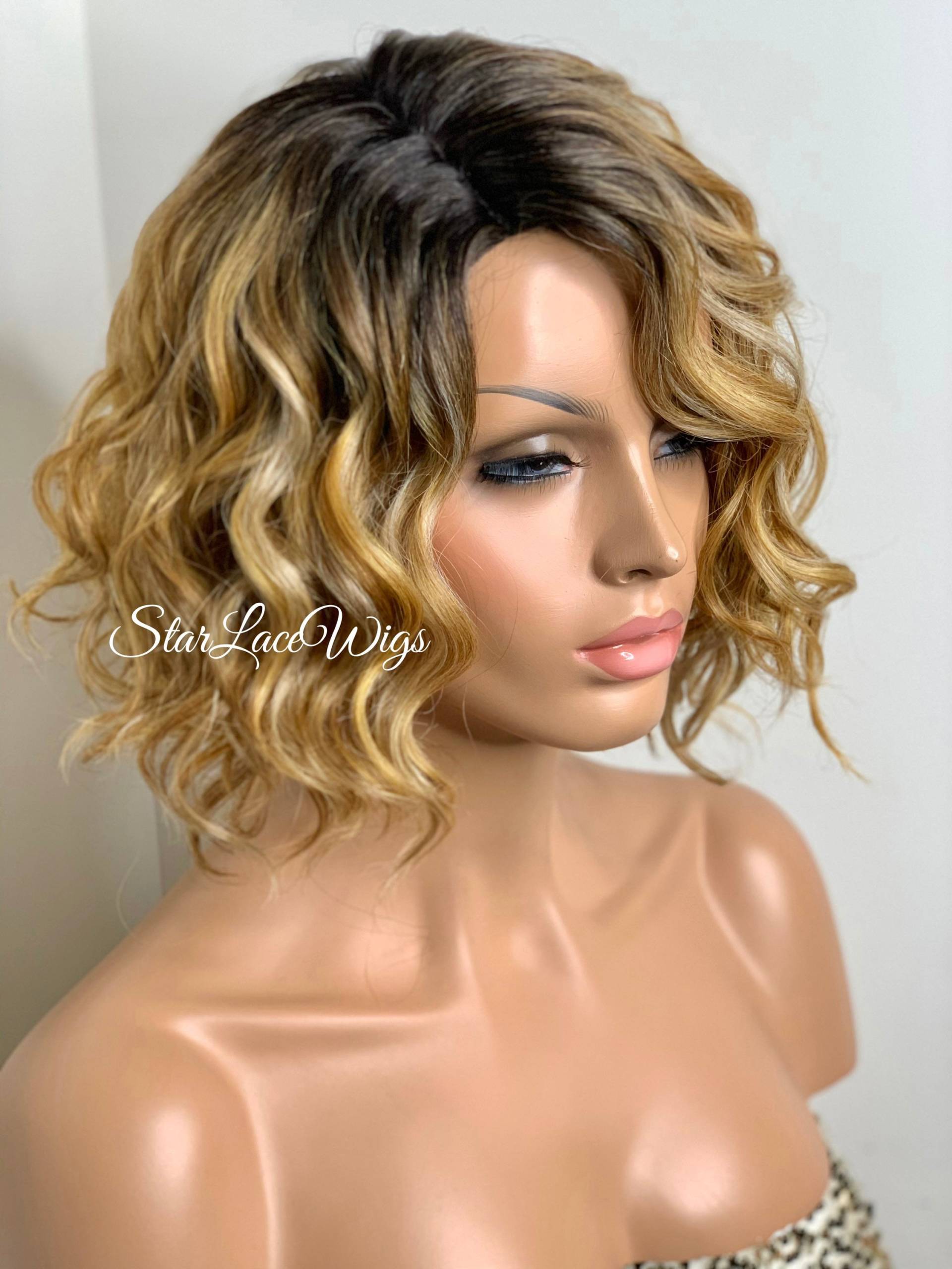 Echthaar-Mischung Blonde Haare Perücke Highlights Gewellte Lockige Bob Dunkle Wurzeln Honig Seitenteil Hitzebeständige Perücken Für Frauen von Etsy - LaceWiggs