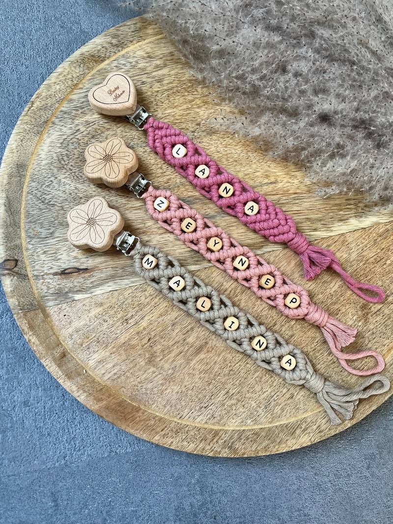 Auslaufmodell - Schnullerkette Schnullerband Makramee Boho Personalisiert von Etsy - LanasWollstuecke