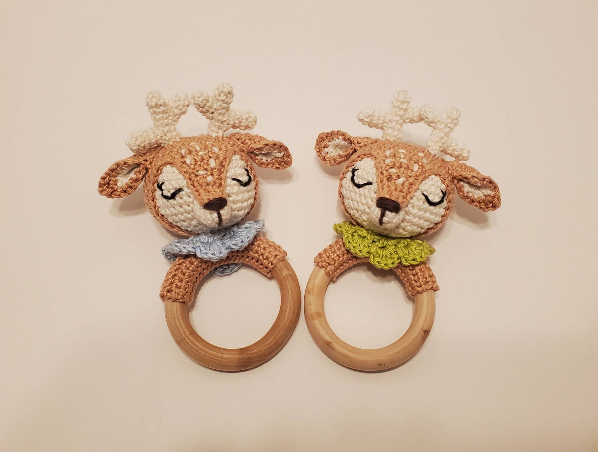 Amigurumi-Hirsch-Beißring Und Rassel Aus Holz, Halsband in Verschiedenen Farben Erhältlich Amigurumi-Hirsch-Beißring Und Rassel Aus Holz, Halsband in Verschiedenen Farben Erhältlich von Etsy - LatelierdeRenee