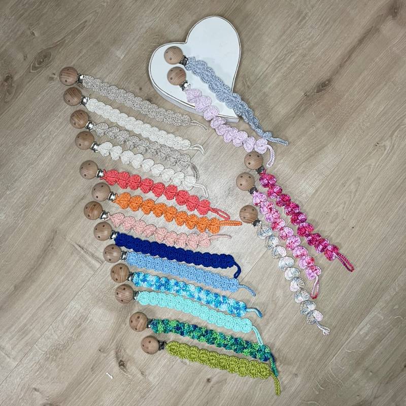 Schnullerkette Gehäkelt Geschenk Baby Geburt Babyparty Mädchen Junge Neutral von Etsy - LaurisKinderweltShop