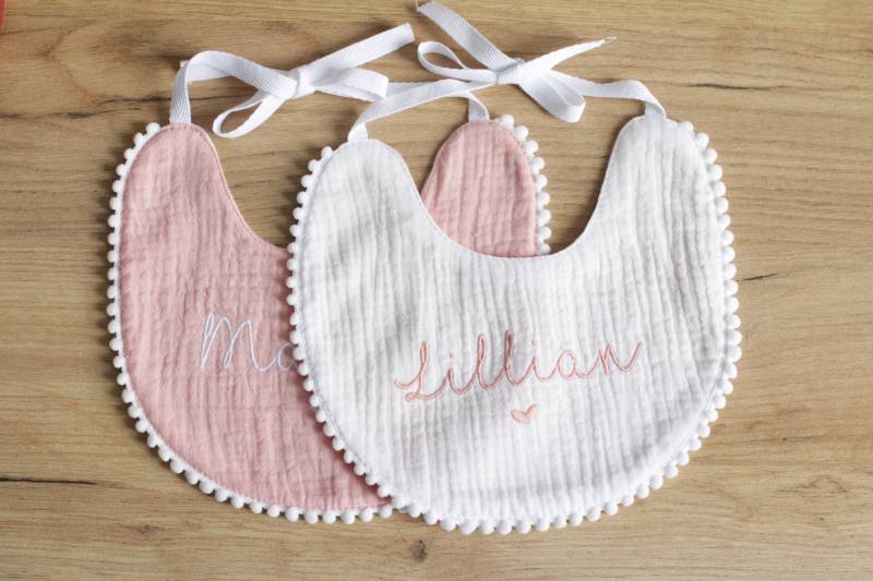 Personalisiertes Baby-Lätzchen, Monogrammiertes Baby-Dusche-Geschenk, Baby-Geschenk, Individuelles Baby-Lätzchen von Etsy - LazyBunnyStudio