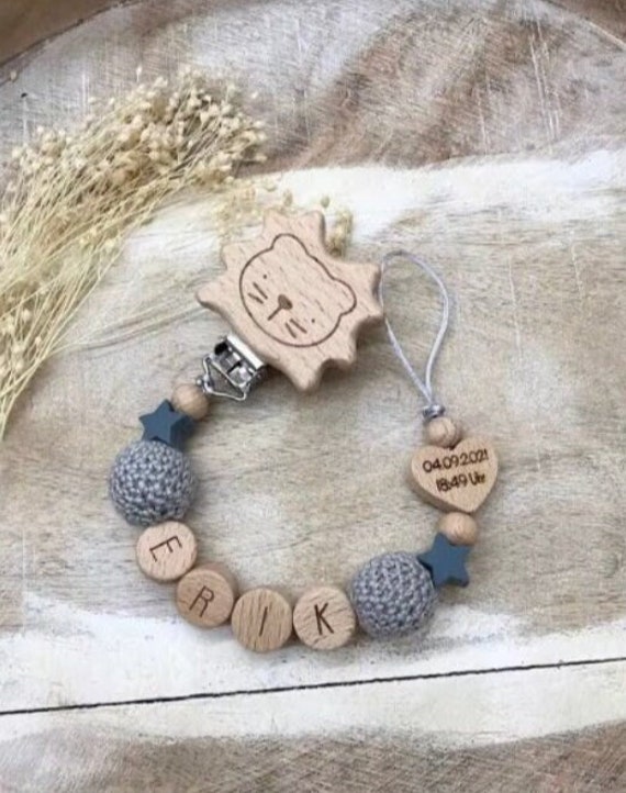 Schnullerkette Personalisiert Graviert Geschenk Taufe/Geburt Verschiedene Schriftarten Clips von Etsy - LemonandCocoa