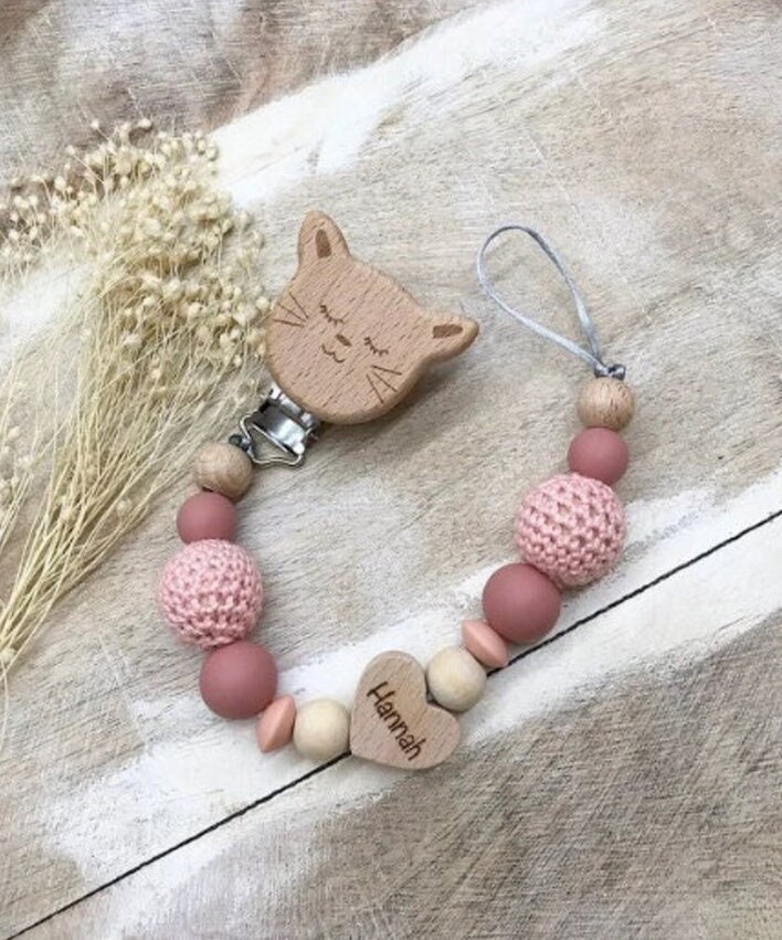 Schnullerkette Personalisiert Graviert Geschenk Taufe/Geburt Verschiedene Schriftarten Clips von Etsy - LemonandCocoa