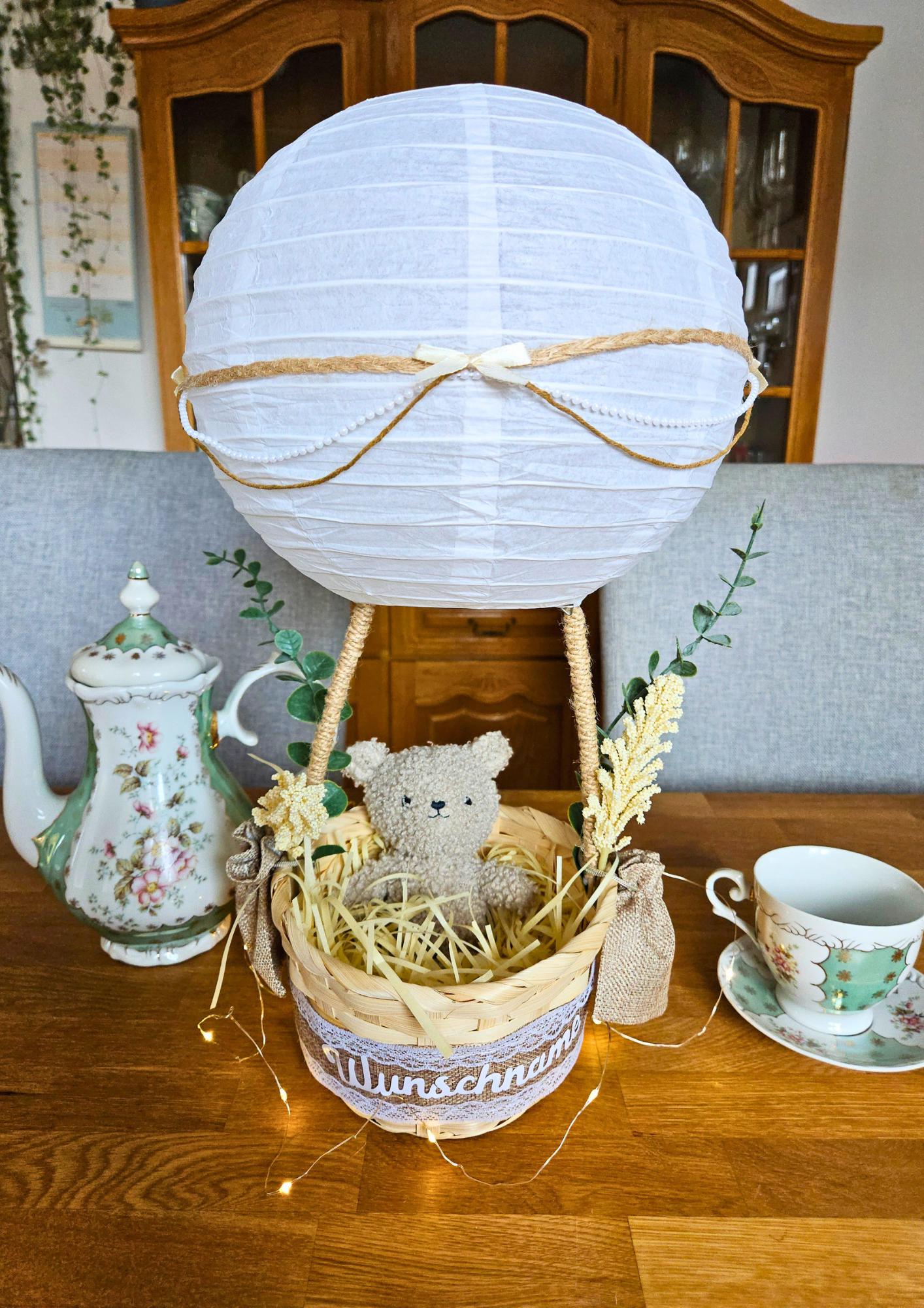 Heißluftballon Geschenkkorb Zur Geburt - Personalisiertes Babygeschenk Mit Name, Rassel & Led Beleuchtung Heißluftballon Geschenkkorb Zur Geburt - Personalisiertes Babygeschenk Mit Name, Rassel & Led Beleuchtung von Etsy - LeosWindelzauber