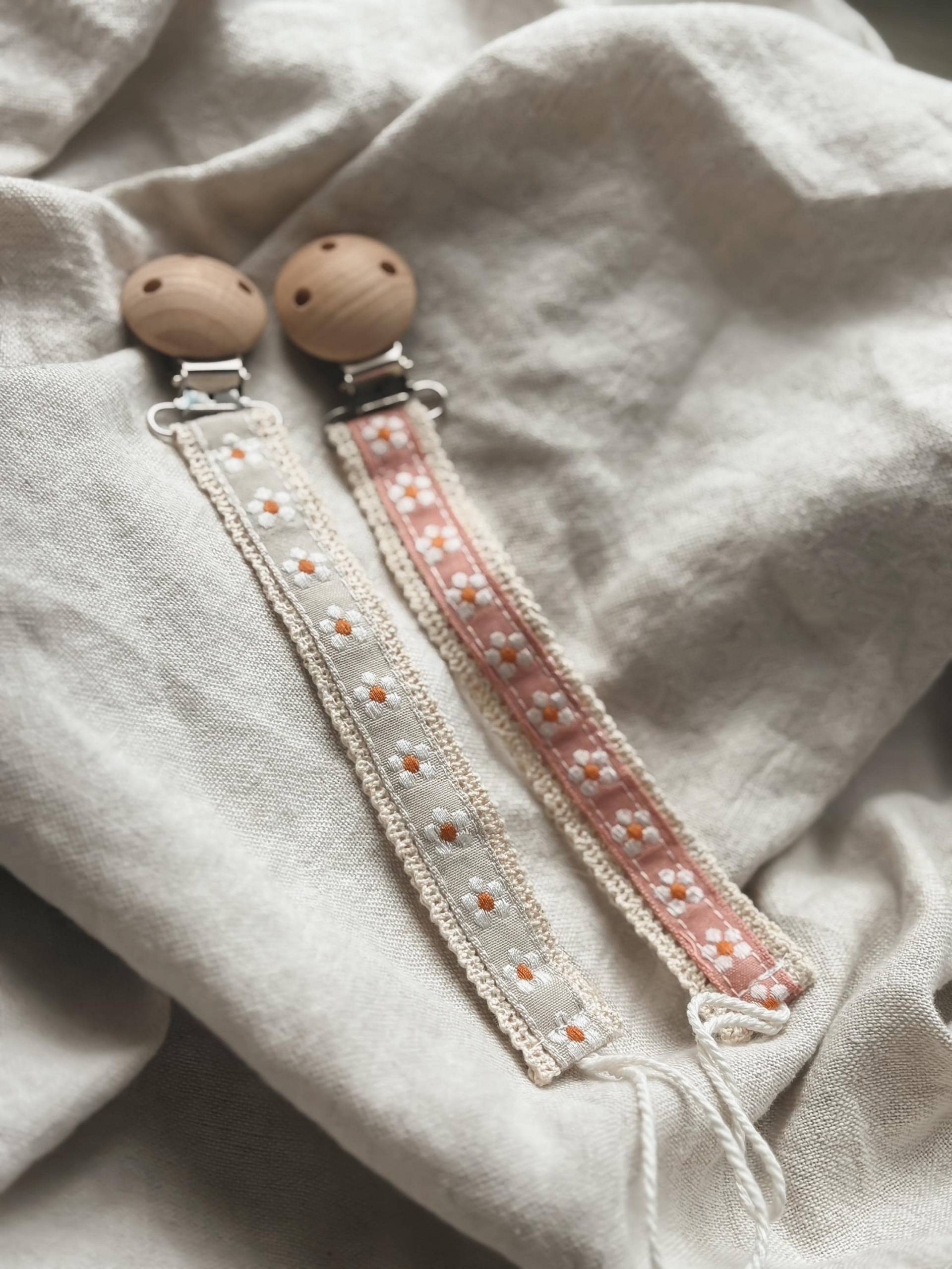 Schnullerkette Aus Stoff Mit Blumen - Geschenk Geschenke Zur Geburt Oder Taufe Schnullerkette Aus Stoff Mit Blumen - Geschenk Geschenke Zur Geburt Oder Taufe von Etsy - LeukkStudio