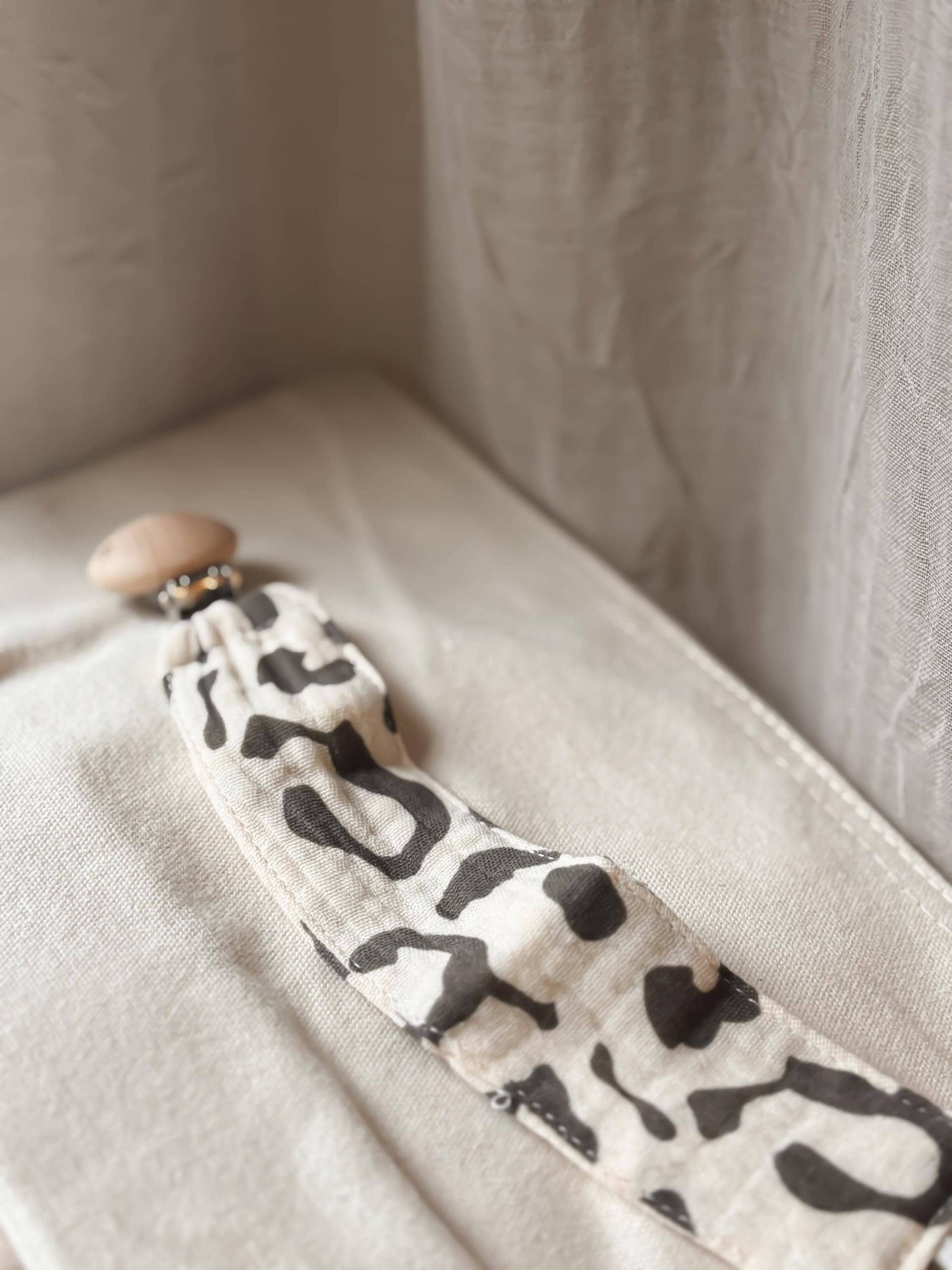 Schnullerkette Aus Stoff Mit Leopardenmuster - Geschenk Zur Geburt Schnullerkette Aus Stoff Mit Leopardenmuster - Geschenk Zur Geburt von Etsy - LeukkStudio