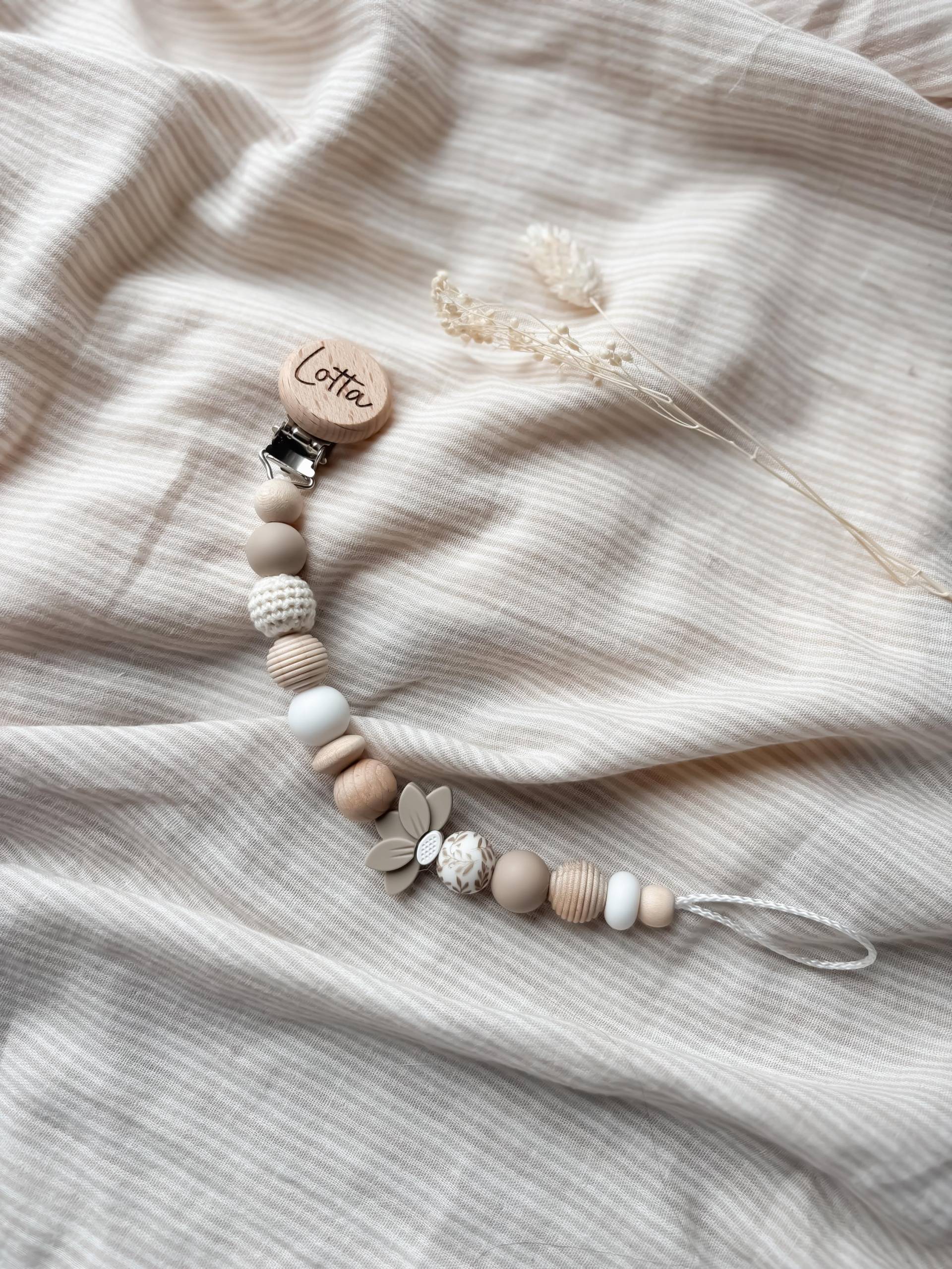 Schnullerkette Mit Namen - Personalisiert Blume -Beige- Geschenke Zur Geburt Und Taufe Schnullerkette Mit Namen - Personalisiert Blume -Beige- Geschenke Zur Geburt Und Taufe von Etsy - LeukkStudio