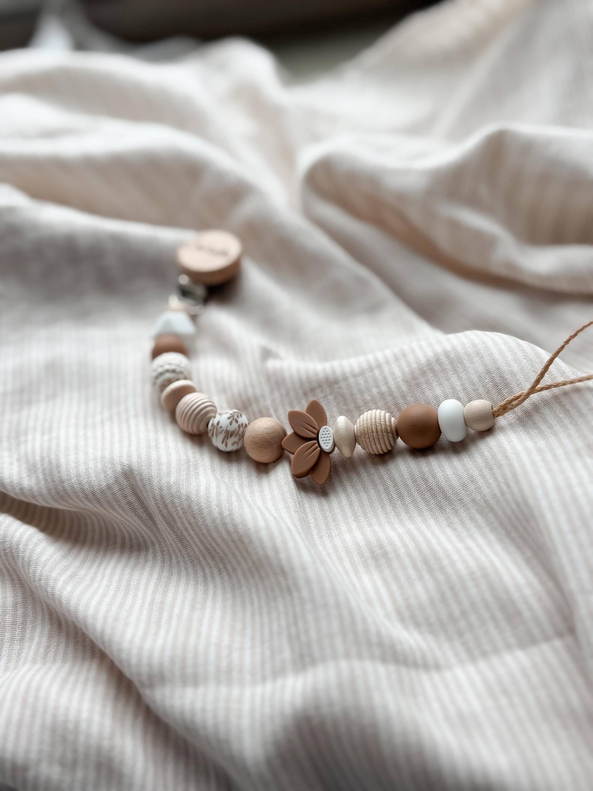 Schnullerkette Mit Namen - Personalisiert Blume Braun Geschenke Zur Geburt Und Taufe Schnullerkette Mit Namen - Personalisiert Blume Braun Geschenke Zur Geburt Und Taufe von Etsy - LeukkStudio