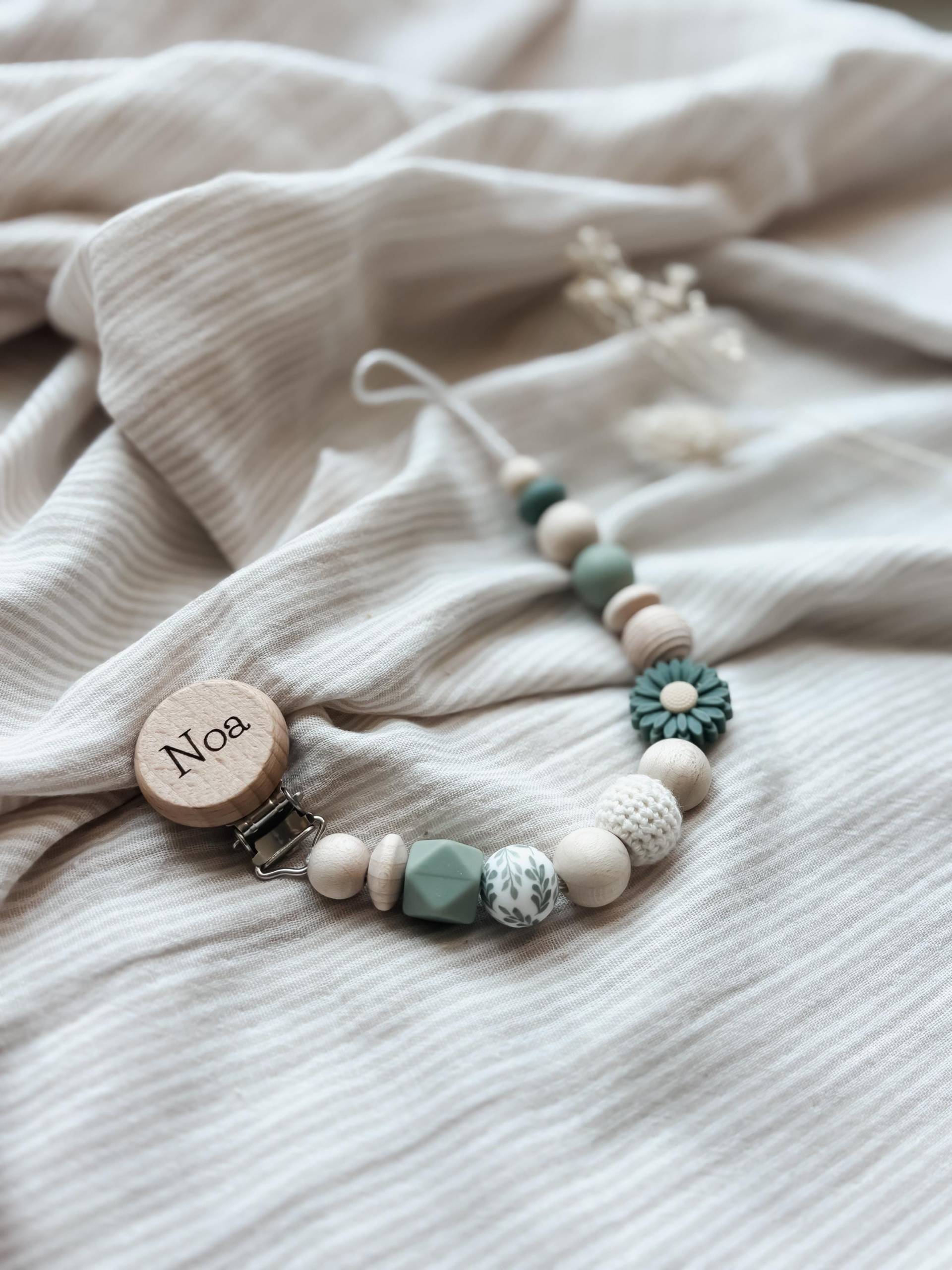 Schnullerkette Mit Namen - Personalisiert Blume Grün Geschenke Zur Geburt Und Taufe Schnullerkette Mit Namen - Personalisiert Blume Grün Geschenke Zur Geburt Und Taufe von Etsy - LeukkStudio