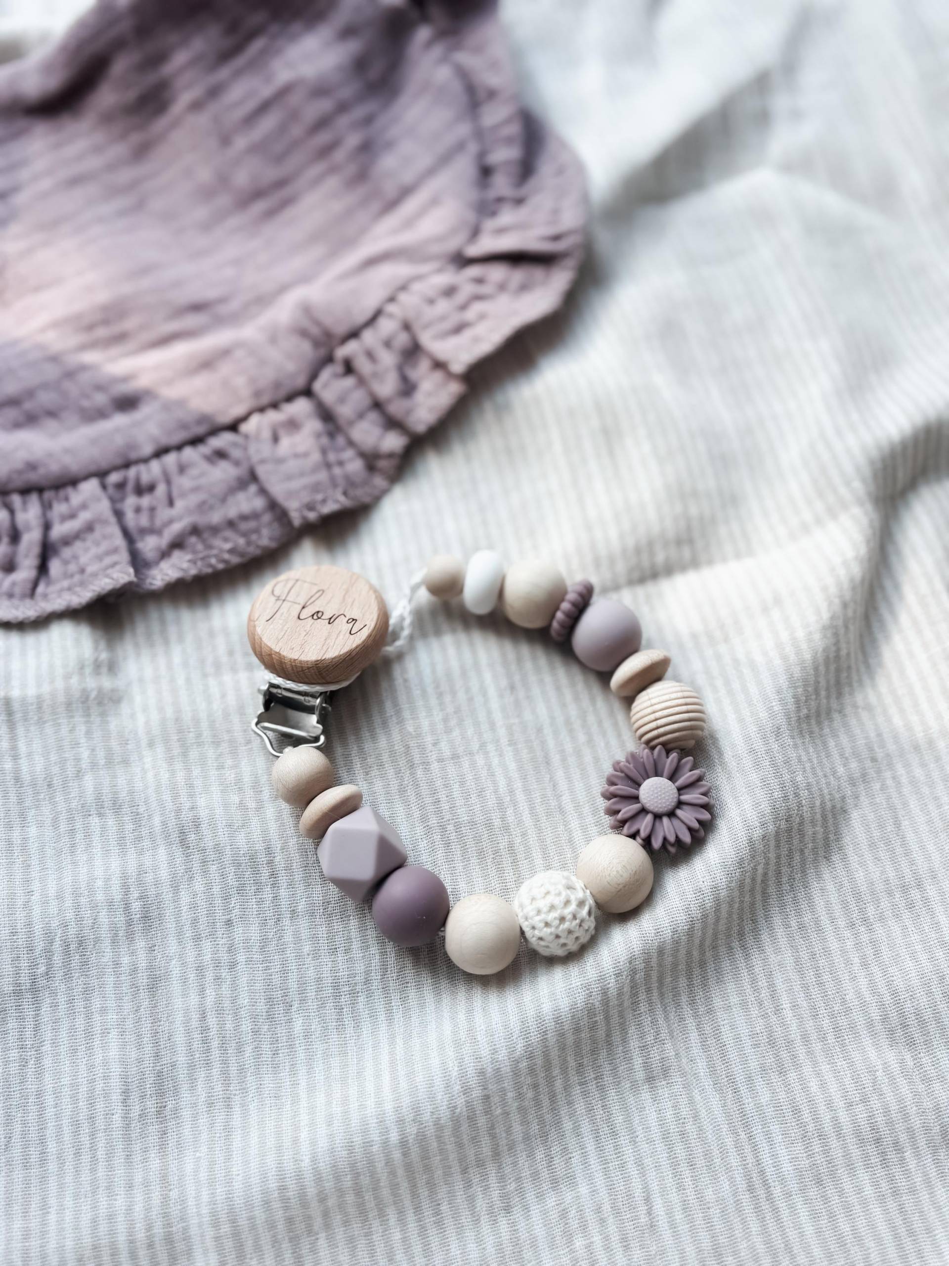 Schnullerkette Mit Namen - Personalisiert Blume Lila Flieder Geschenke Zur Geburt Und Taufe Schnullerkette Mit Namen - Personalisiert Blume Lila Flieder Geschenke Zur Geburt Und Taufe von Etsy - LeukkStudio
