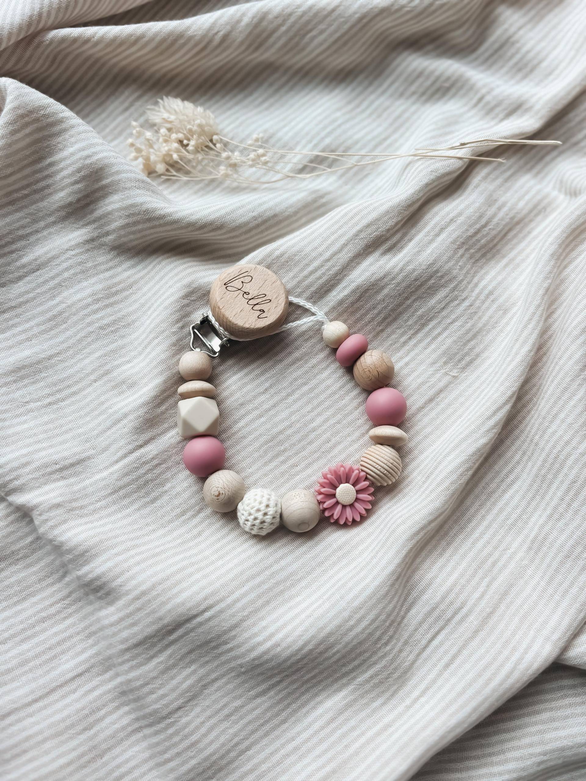 Schnullerkette Mit Namen - Personalisiert Blume Pink Geschenk Zur Geburt Und Taufe Schnullerkette Mit Namen - Personalisiert Blume Pink Geschenk Zur Geburt Und Taufe von Etsy - LeukkStudio