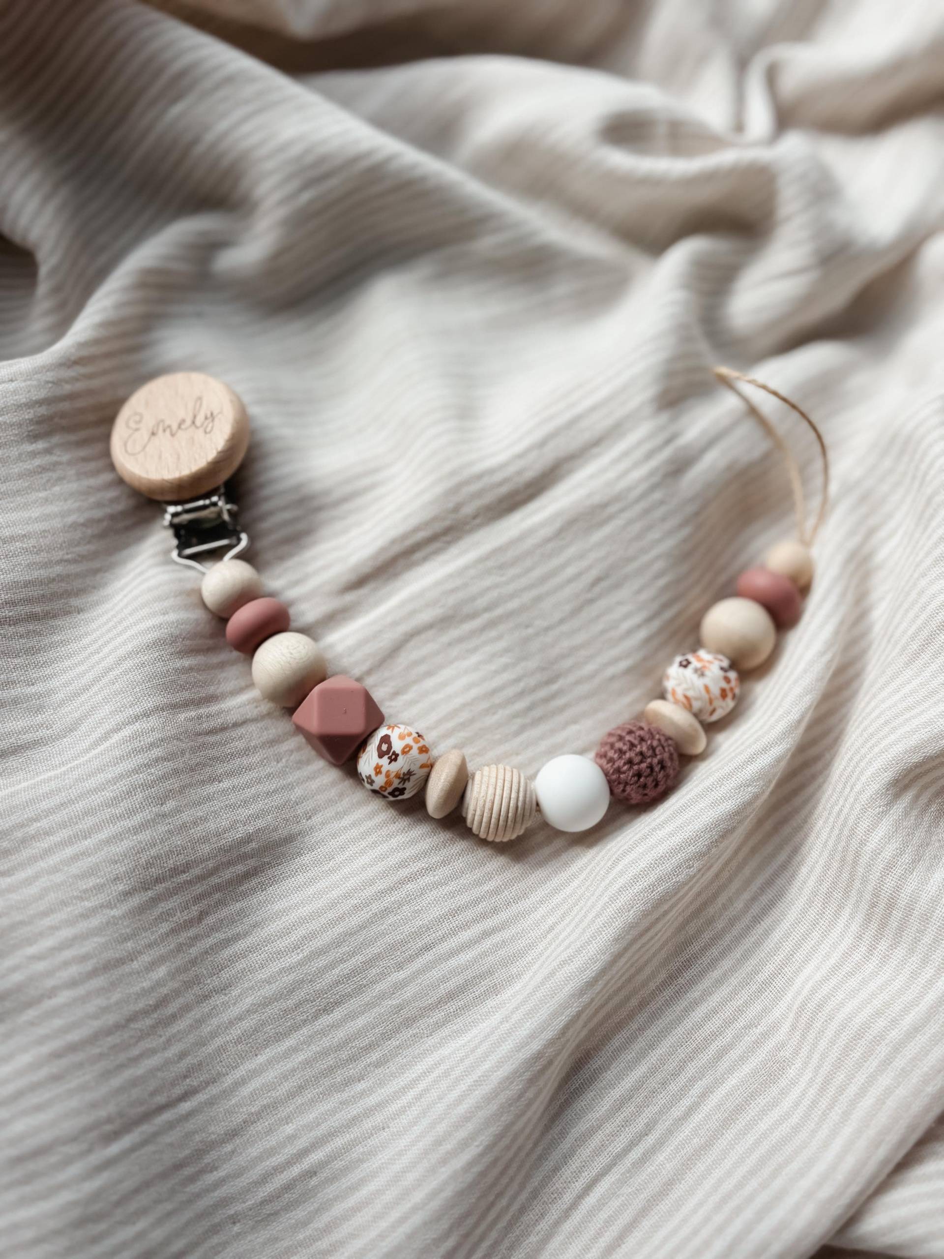 Schnullerkette Mit Namen - Personalisiert Blumen Retrofarben Rosa -Geschenke Zur Geburt Und Taufe Schnullerkette Mit Namen - Personalisiert Blumen Retrofarben Rosa -Geschenke Zur Geburt Und Taufe von Etsy - LeukkStudio