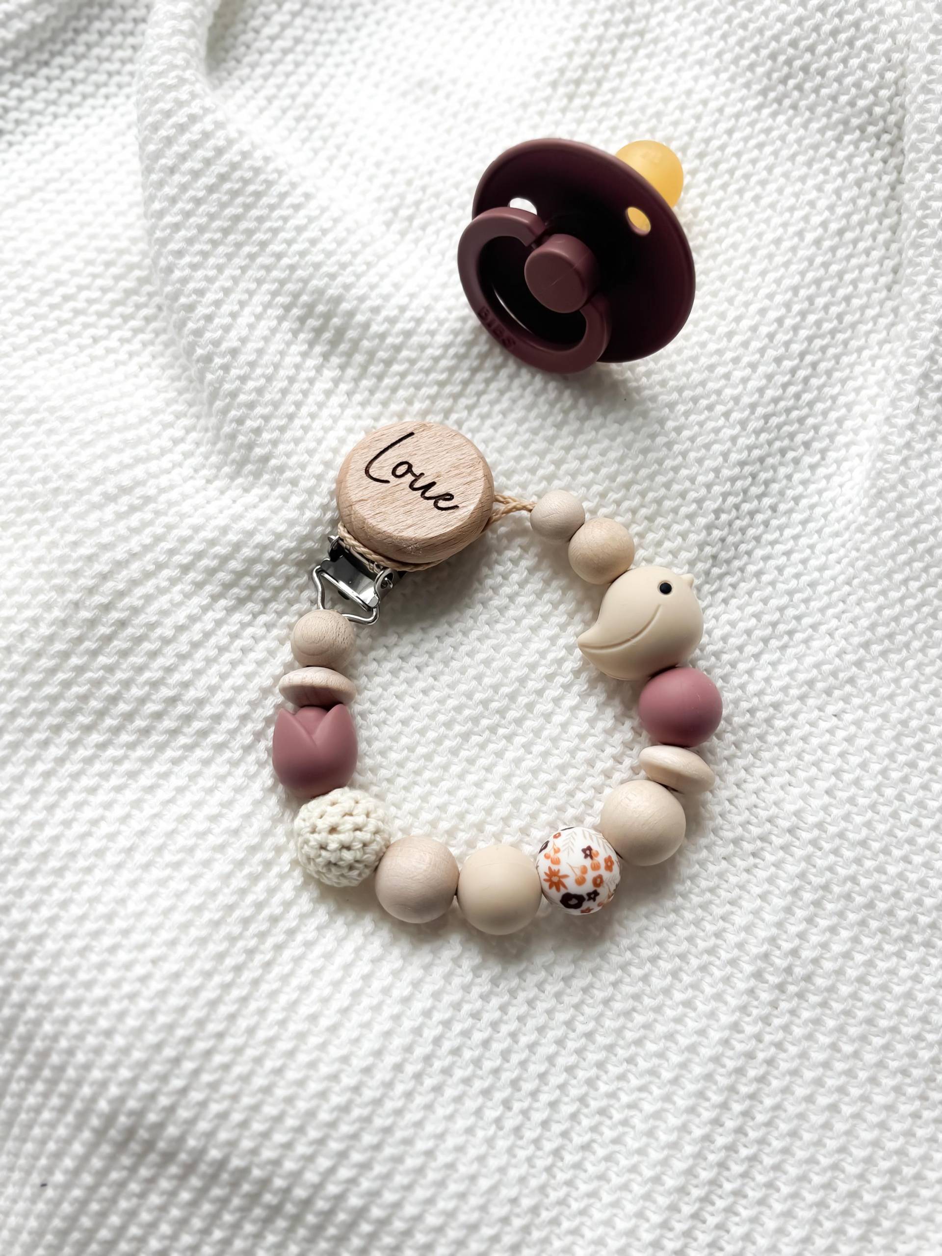 Schnullerkette Mit Namen Personalisiert Für Mädchen Vogel in Creme Rouge Details Als Geschenk Zur Ostern Schnullerkette Mit Namen Personalisiert Für Mädchen Vogel in Creme Rouge Details Als Geschenk Zur Ostern von Etsy - LeukkStudio