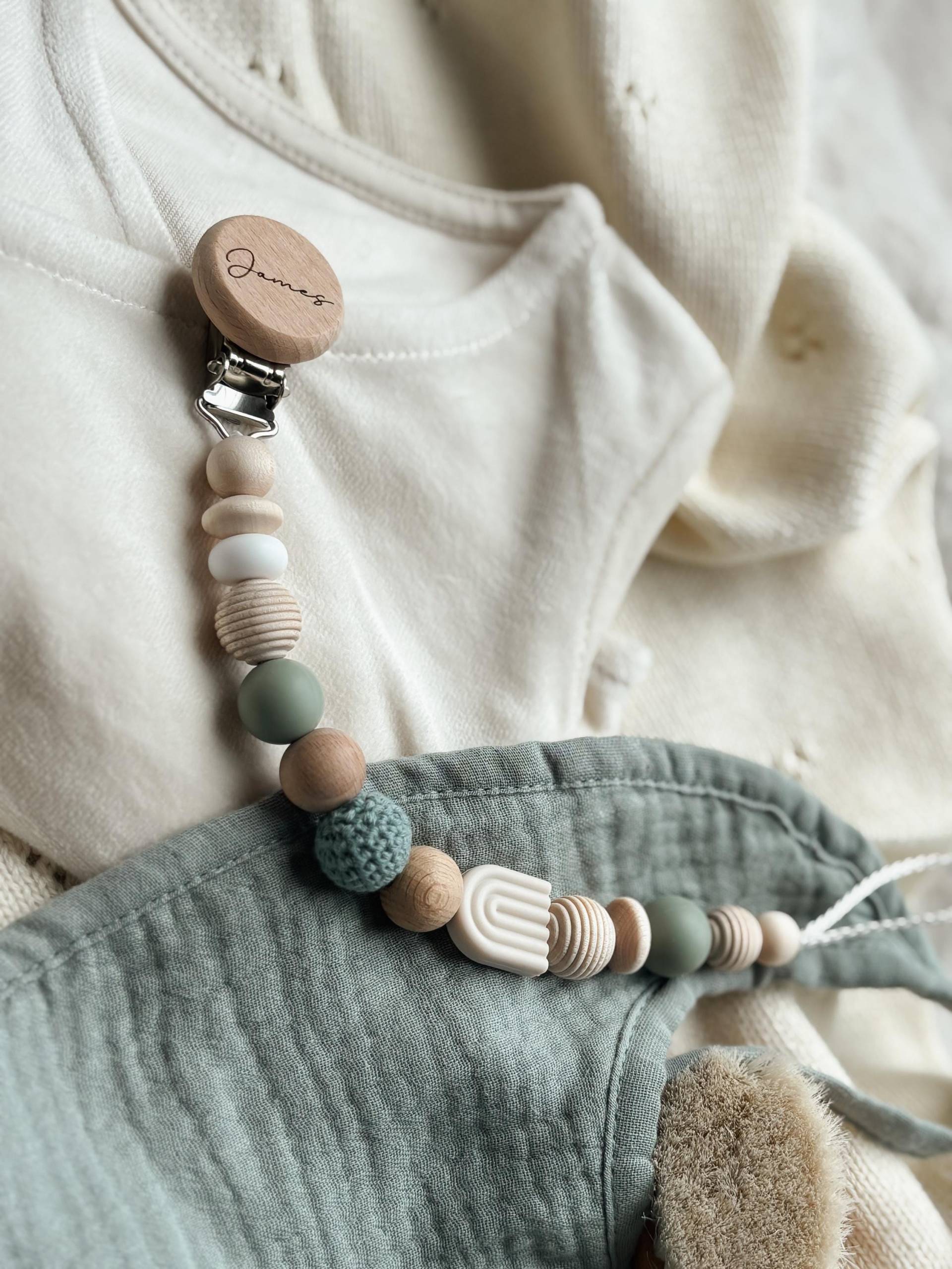 Schnullerkette Mit Namen - Personalisiert Grün-Beige Regenbogen Geschenke Zur Geburt Und Taufe Schnullerkette Mit Namen - Personalisiert Grün-Beige Regenbogen Geschenke Zur Geburt Und Taufe von Etsy - LeukkStudio