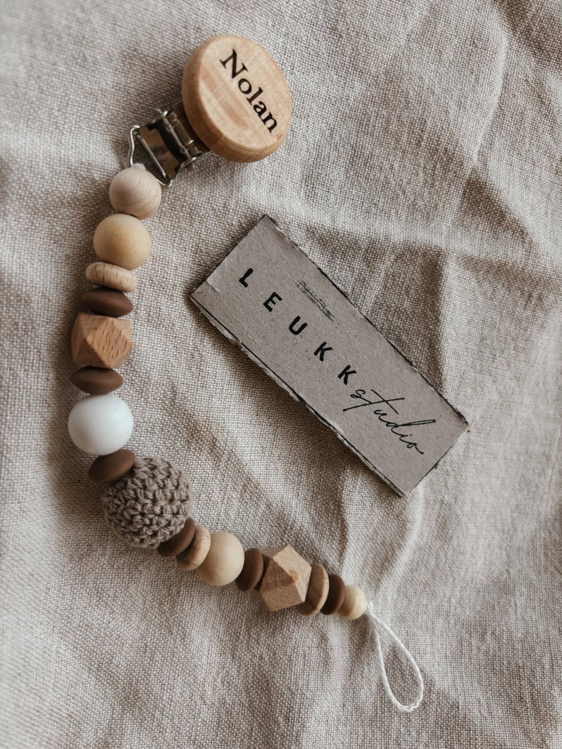 Schnullerkette Mit Namen Personalisiert - Junge Braun von Etsy - LeukkStudio