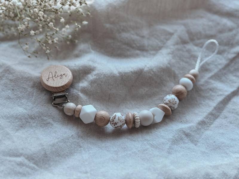 Schnullerkette Mit Namen Personalisiert - Mädchen Herzchen Beige von Etsy - LeukkStudio