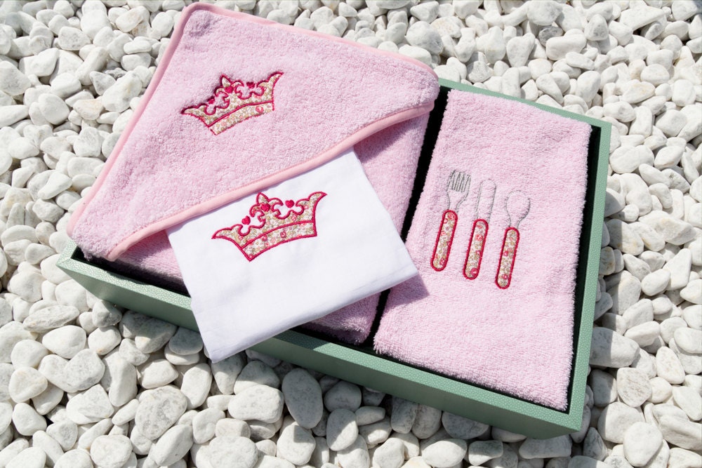 Geburtsbox Personalisierbares Lätzchen, Badecape Und Kuscheltier-Set Geburtsbox Personalisierbares Lätzchen, Badecape Und Kuscheltier-Set von Etsy - Libertille