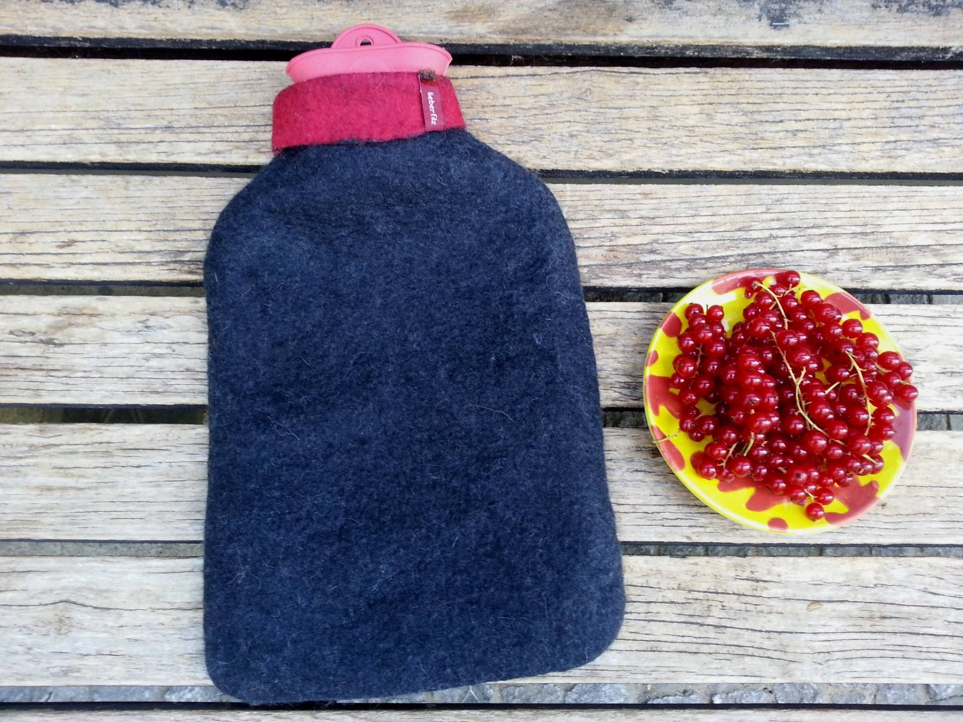 Wärmflasche Mit Farbigen Rollkragen, Dunkelgrau Wärmflasche Mit Farbigen Rollkragen, Dunkelgrau von Etsy - Lieberfilz