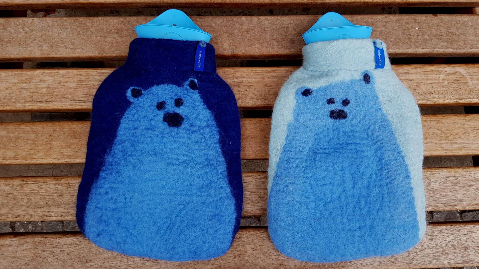 Wärmflasche Mit Gefilzter Hülle, Bär Auf Dunkelblau Gefärbt Wärmflasche Mit Gefilzter Hülle, Bär Auf Dunkelblau Gefärbt von Etsy - Lieberfilz