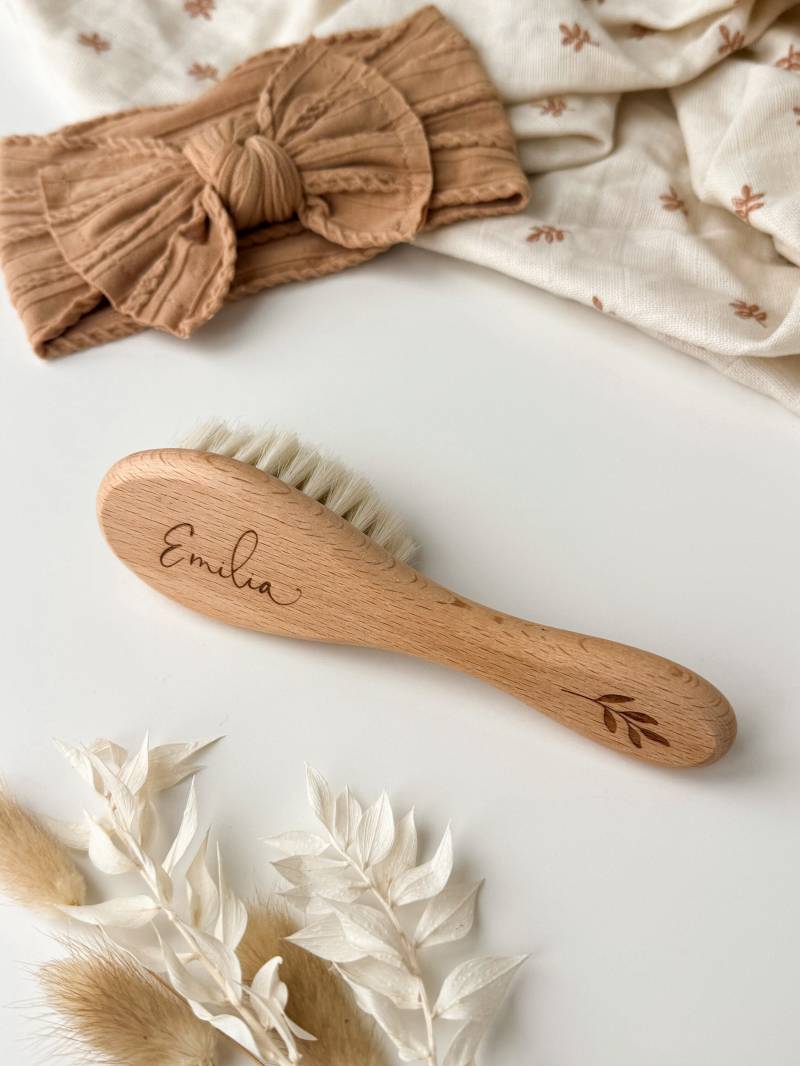 Personalisierte Babyhaarbürste | Geschenk Zur Geburt Haarbürste Für Babys Aus Holz Graviert Mit Namen von Etsy - LileoShop