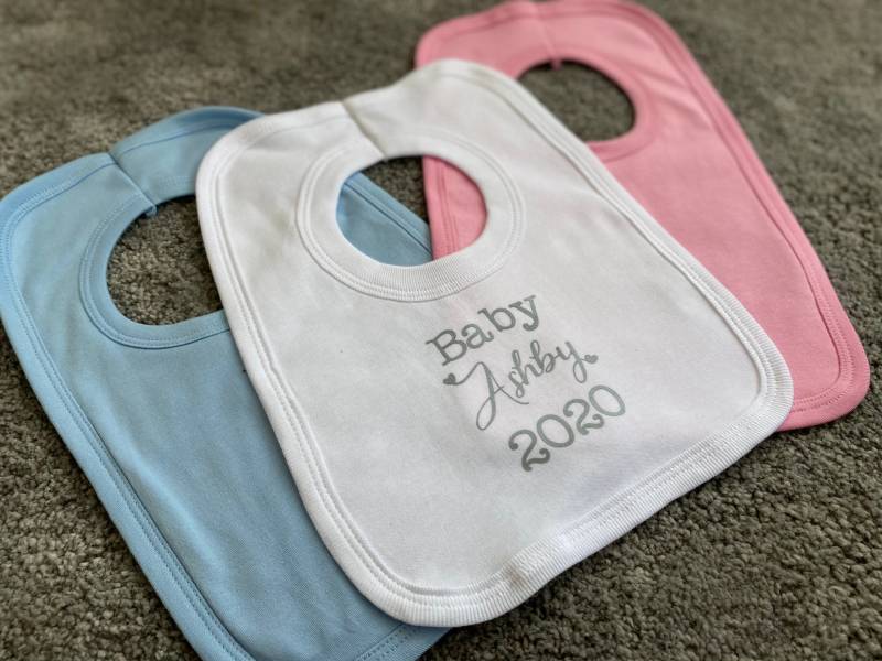 Personalisiertes Babylätzchen, Kleinkindlätzchen, Gedrucktes Lätzchen, Kostümlätzchen, Babygeschenk, Andenken von Etsy - Lillyslovelettersuk