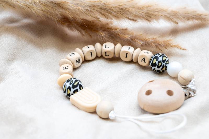 Personalisierte Schnullerkette - Schnullerclip Leopard Regenbogen Silikon Holz Schlicht Beige Braun Baby -Accessoires von Etsy - LittleAConcept