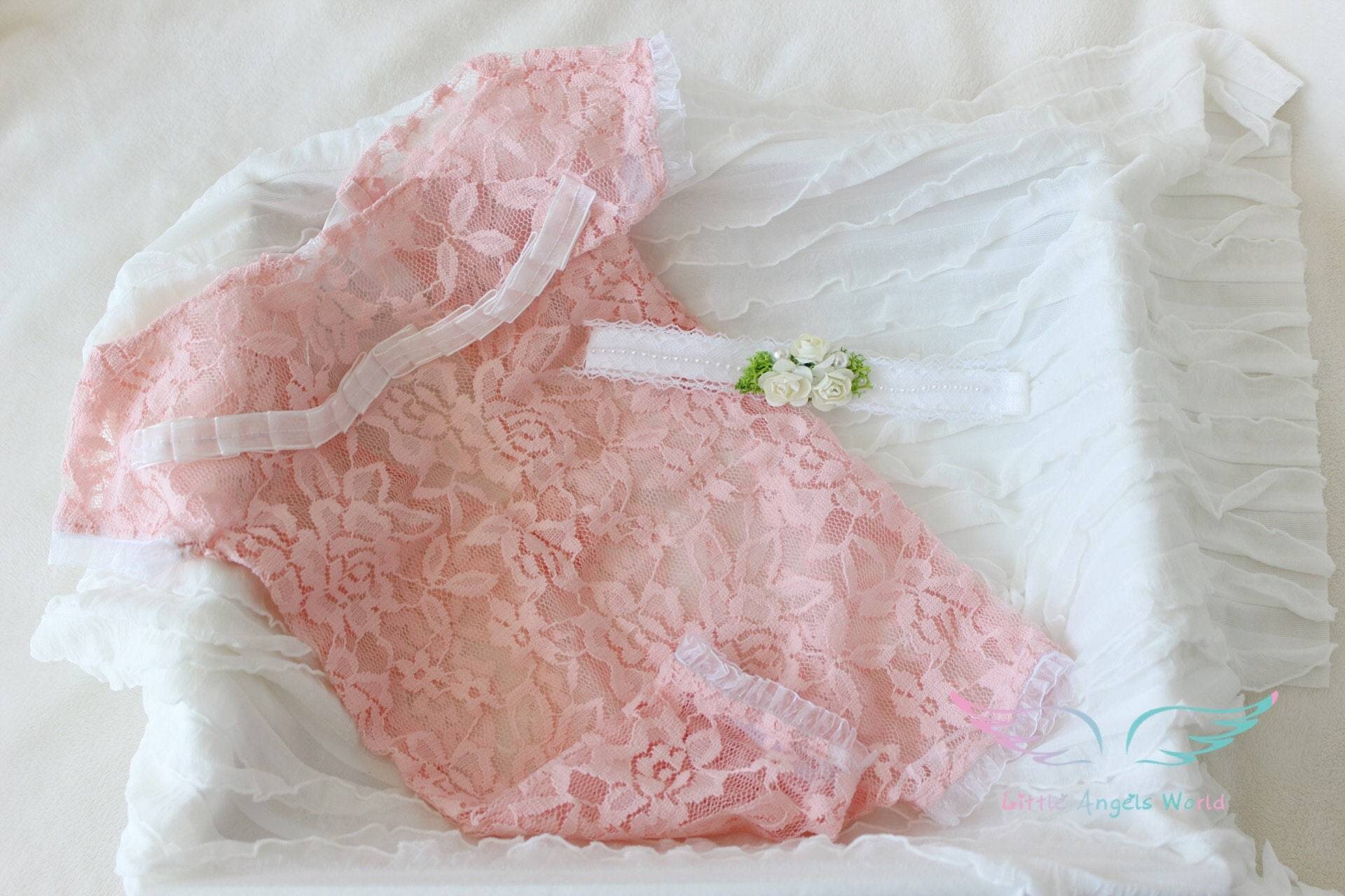 Baby Mädchen Strampler, Neugeborene Spitze Outfit, Mädchen-Dusche-Geschenk, Strampler-Set, Neugeborenen Foto Requisite Baby Mädchen Strampler, Neugeborene Spitze Outfit, Mädchen-Dusche-Geschenk, Strampler-Set, Neugeborenen Foto Requisite von Etsy - LittleAngelsWorld