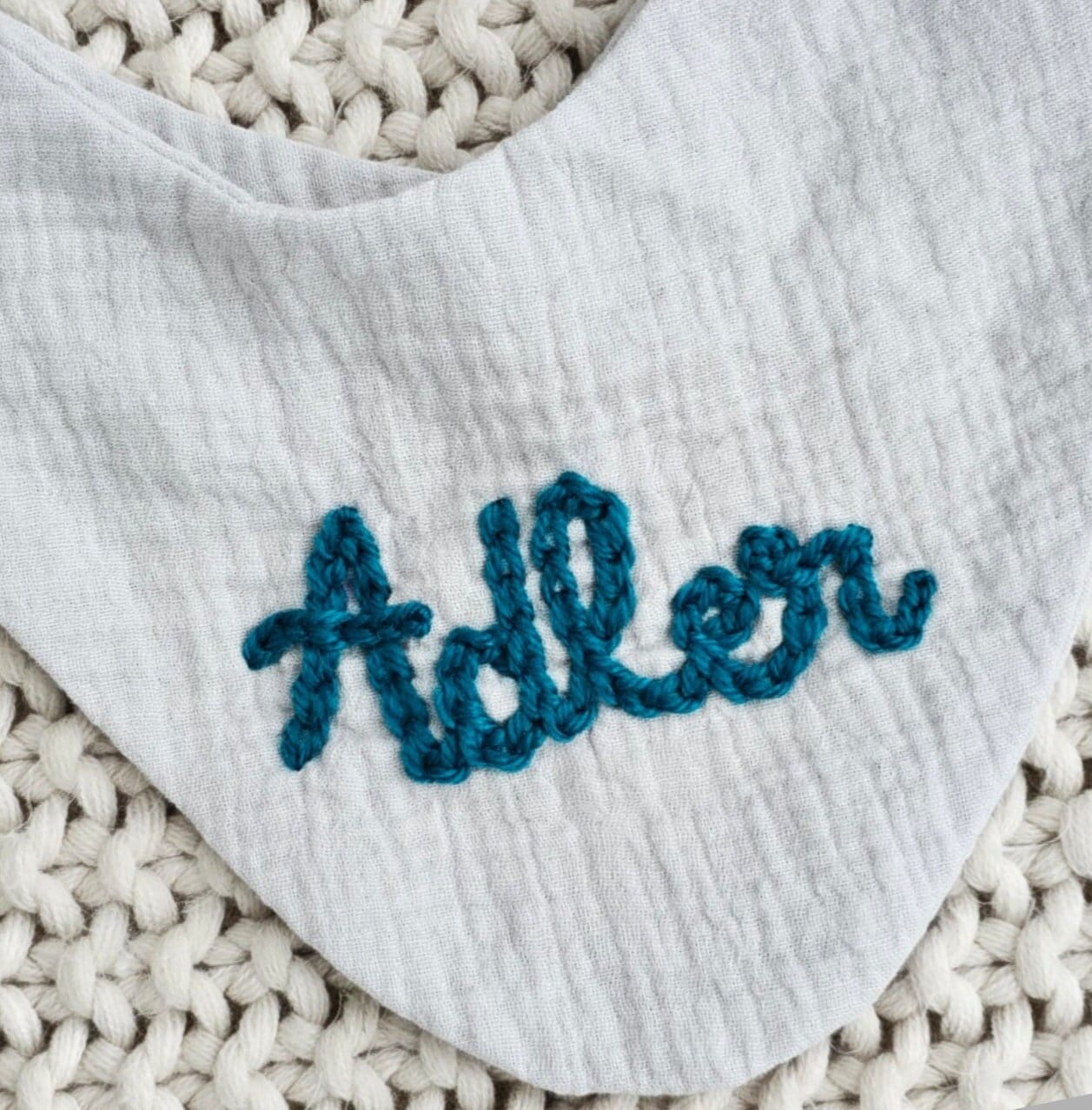 Hand Bestickt Bio-Baumwolle Baby Lätzchen | Personalisiertes Namensgeschenk Hand Bestickt Bio-Baumwolle Baby Lätzchen | Personalisiertes Namensgeschenk von Etsy - LittleBigsStitchn