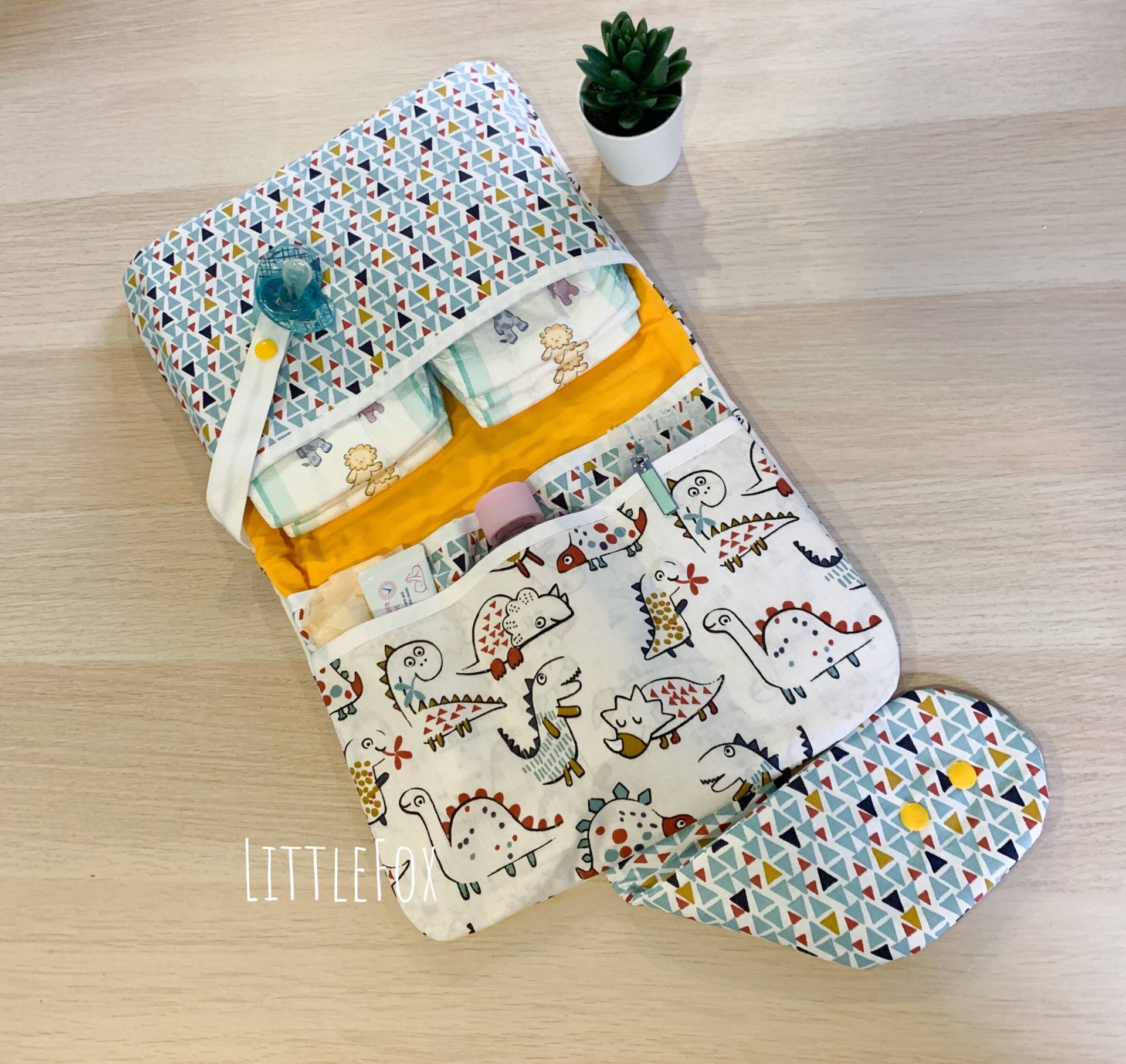 Dinosaurier-Wickeltasche von Etsy - LittleFoxForBaby