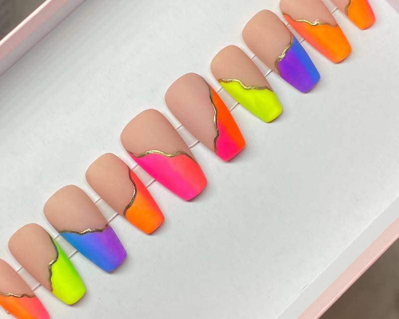 Neon Ombre Nägel Mit Goldflocken, Festival Sommer Drücken Sie Auf Die von Etsy - LittleNailsUS