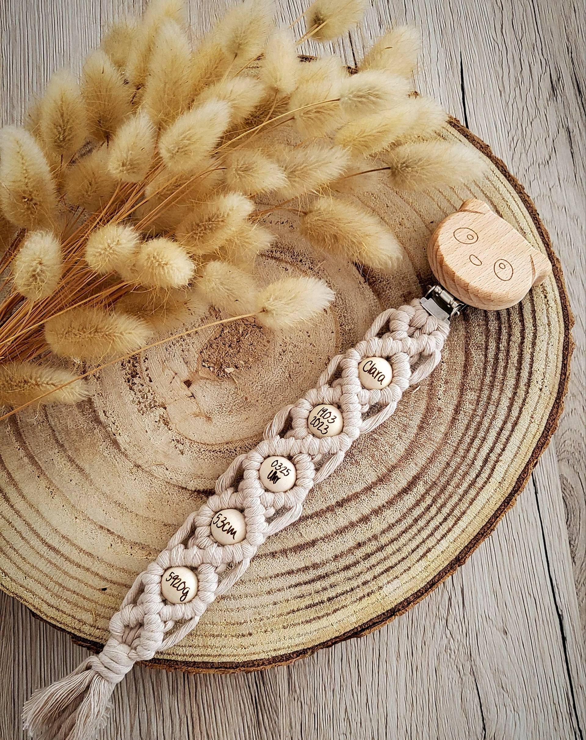 Makramee Schnullerkette Personalisiert // Boho Personalisierte Geschenke von Etsy - Littledreambypeggy