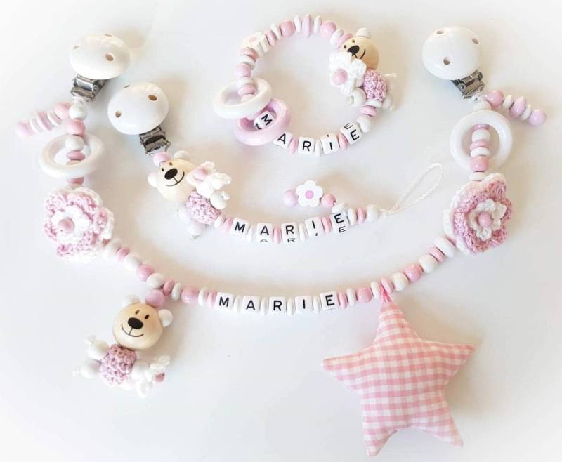 Kinderwagenkette Mit Namen - Geschenk Zur Taufe, Geburt | Set Kinderwagen-, Schnullerkette, Greifling, Rosa, Weiß, Häkelblümchen von Etsy - Lollebys