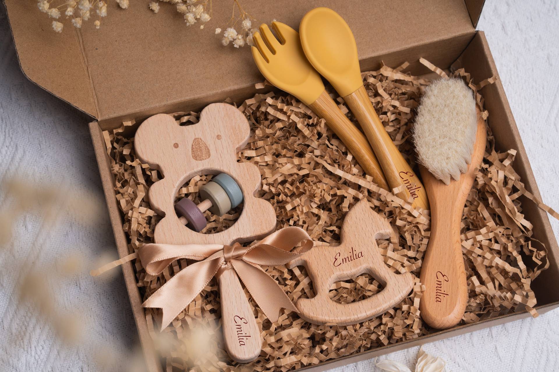 Personalisierte Baby-Geschenkbox/Babybesteck, Bürste Und Holzrassel Ideales Geschenk Für Neugeborene von Etsy - LouisAnaCreation