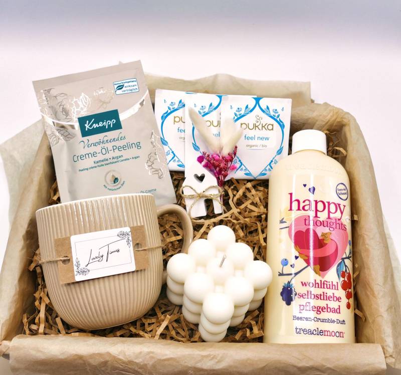 Geschenkbox Für Frauen Mit Tasse Und Kerze Valentinstag Wohlfühlbox Wellness Spa Geschenk Tee Pflege Gute Besserung Peeling von Etsy - LovelyMomentShop