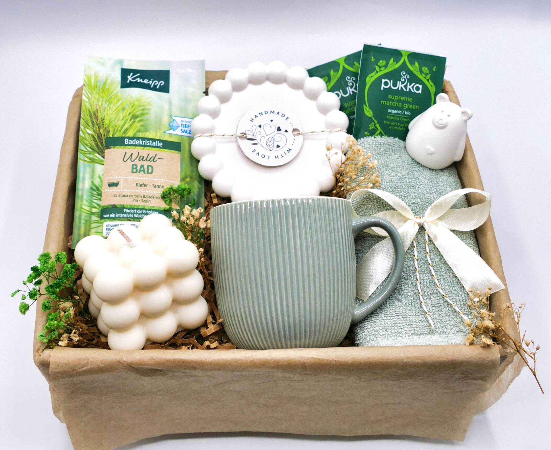 Geschenkbox Für Frauen Mit Tasse in Grün Kerze Geschenk Dekobär Raysin Geschenkset Untersetzer Freundin Heimdeko Muttertag Geburtstag von Etsy - LovelyMomentShop