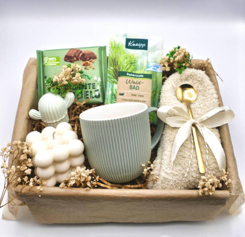 Geschenkbox Für Frauen Mit Tasse Valentinstag in Grün Kerze Geschenk Kuschelsocken Geschenkset Schokolade Freundin Dekoration Mutter von Etsy - LovelyMomentShop