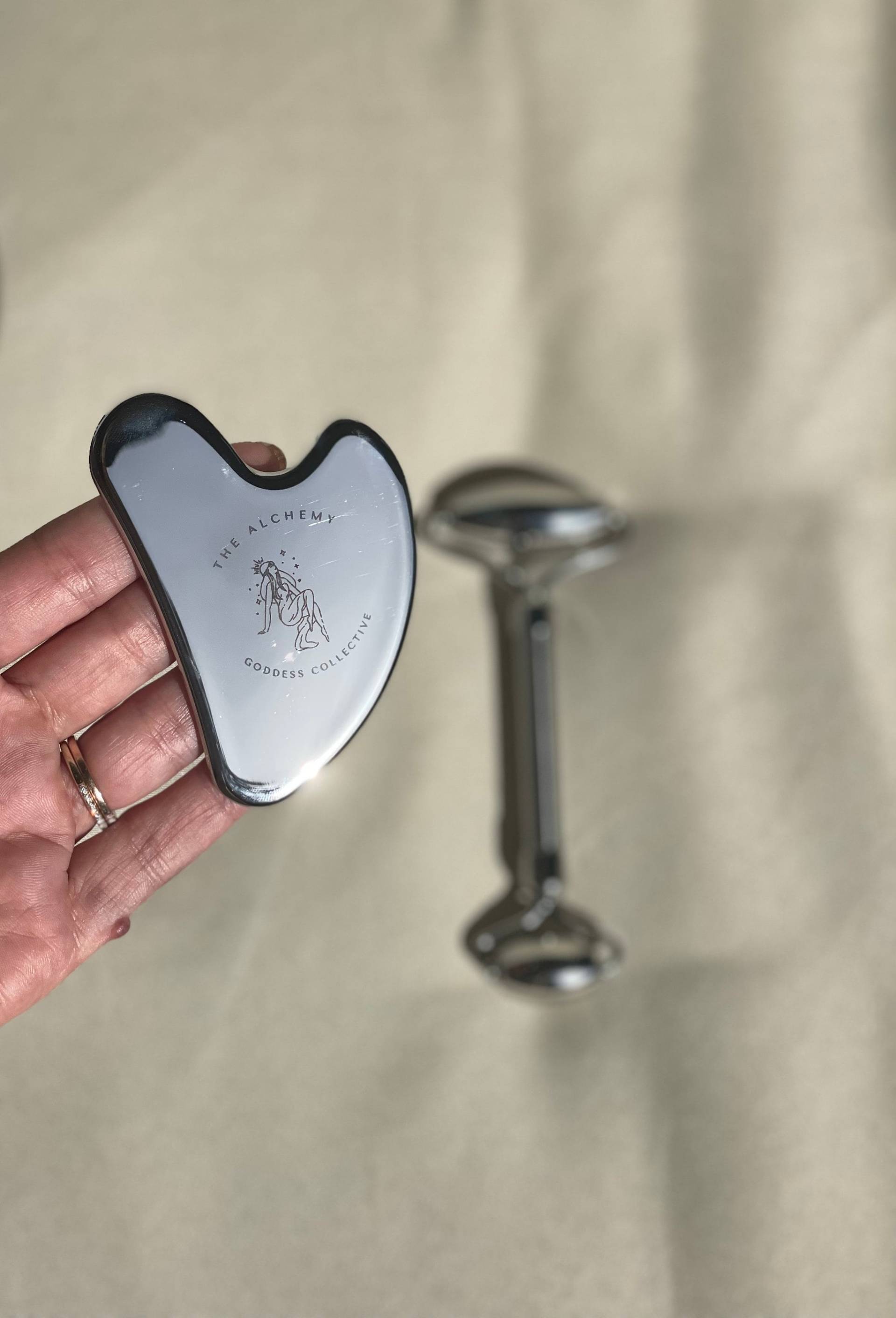 Gua Sha Edelstahl Gesichtsroller Körperwerkzeug Von The Alchemy Goddess Collective, Schönheitsmassage-Tool Zur Gesichtsmodellierung & Entspannung Gua Sha Edelstahl Gesichtsroller Körperwerkzeug Von The Alchemy Goddess Collective, Schönheitsmassage-Tool Zur Gesichtsmodellierung & Entspannung von Etsy - Lovevioletalchemy
