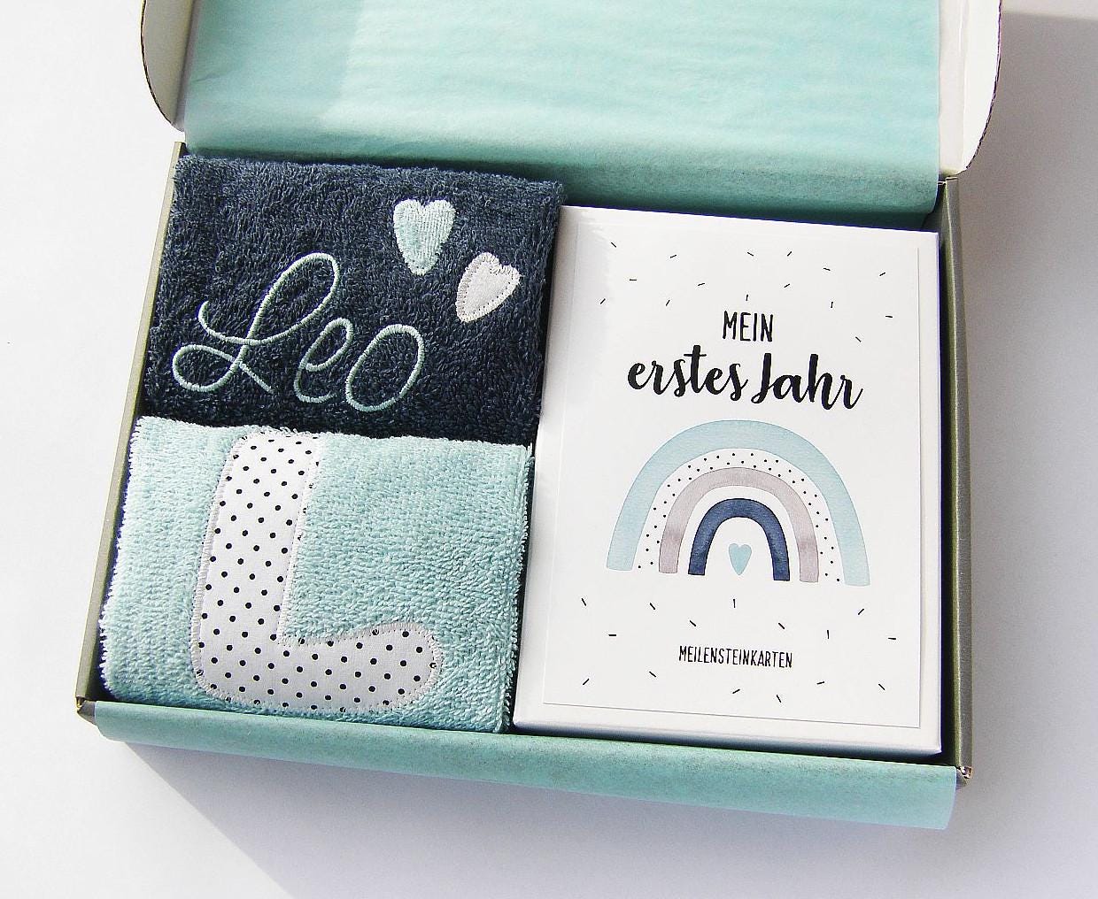 Kleines Babyset Regenbogenherz Aqua | Mit Name Baby Regenbogen Geschenk Zur Geburt Babyparty Meilensteinkarten Lätzchen Spucktuch Kleines Babyset Regenbogenherz Aqua | Mit Name Baby Regenbogen Geschenk Zur Geburt Babyparty Meilensteinkarten Lätzchen Spucktuch von Etsy - LuMaluShop