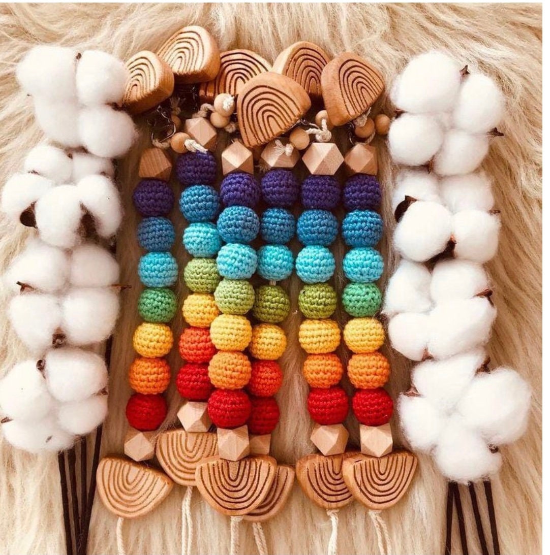 Schnullerkette Rainbow, Holzclips, Regenbogen Farben von Etsy - Lukotoys