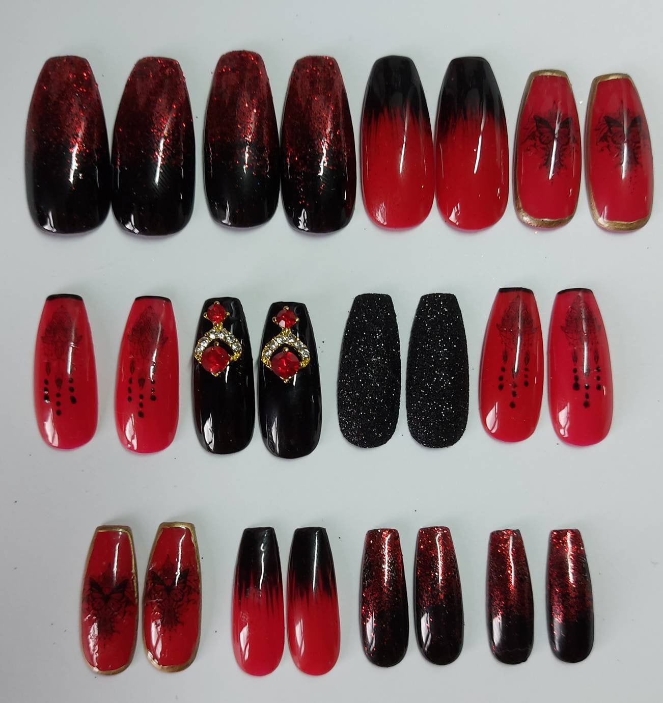 Einzigartiges Handgefertigtes Nagelset Für Lange Sargförmige Nägel. Schwarz-Rotes Design Mit 3D-Anhängern Und Schwarzen Glitzer-Nägeln Akzenten von Etsy - LuxNailsbyMarina