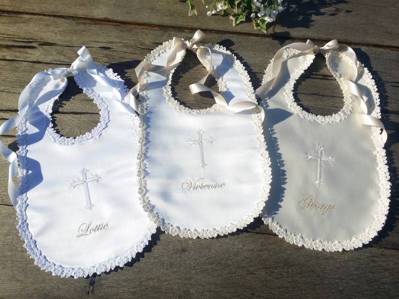 Weiß, Creme Oder Elfenbein Baby Tauflätzchen Mit Namen Personalisiert Und Jedem Kreuz Verschönert von Etsy - LyuboveChristenings