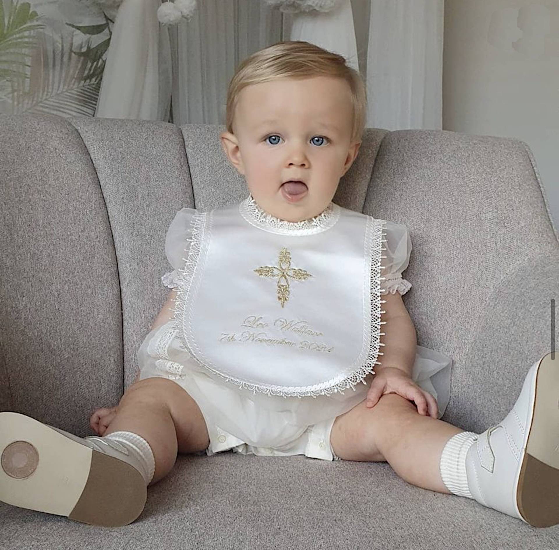 Weiße Creme Oder Elfenbein Baby-Taufe Taufelätzchen Mit Namen Personalisiert Und Jedem Kreuzentwurf Verziert von Etsy - LyuboveChristenings