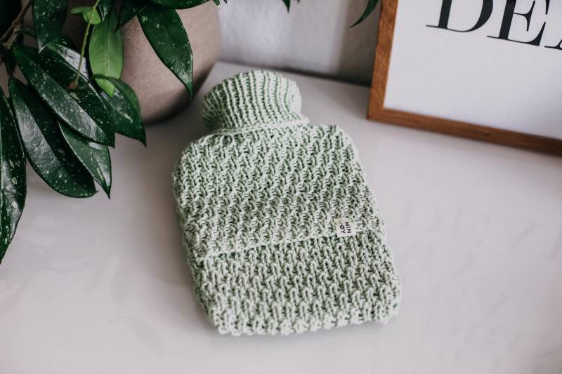 Gestrickte Wärmflaschenhülle Klein Mit Linemuster »Mint« von Etsy - MINOYhandmade