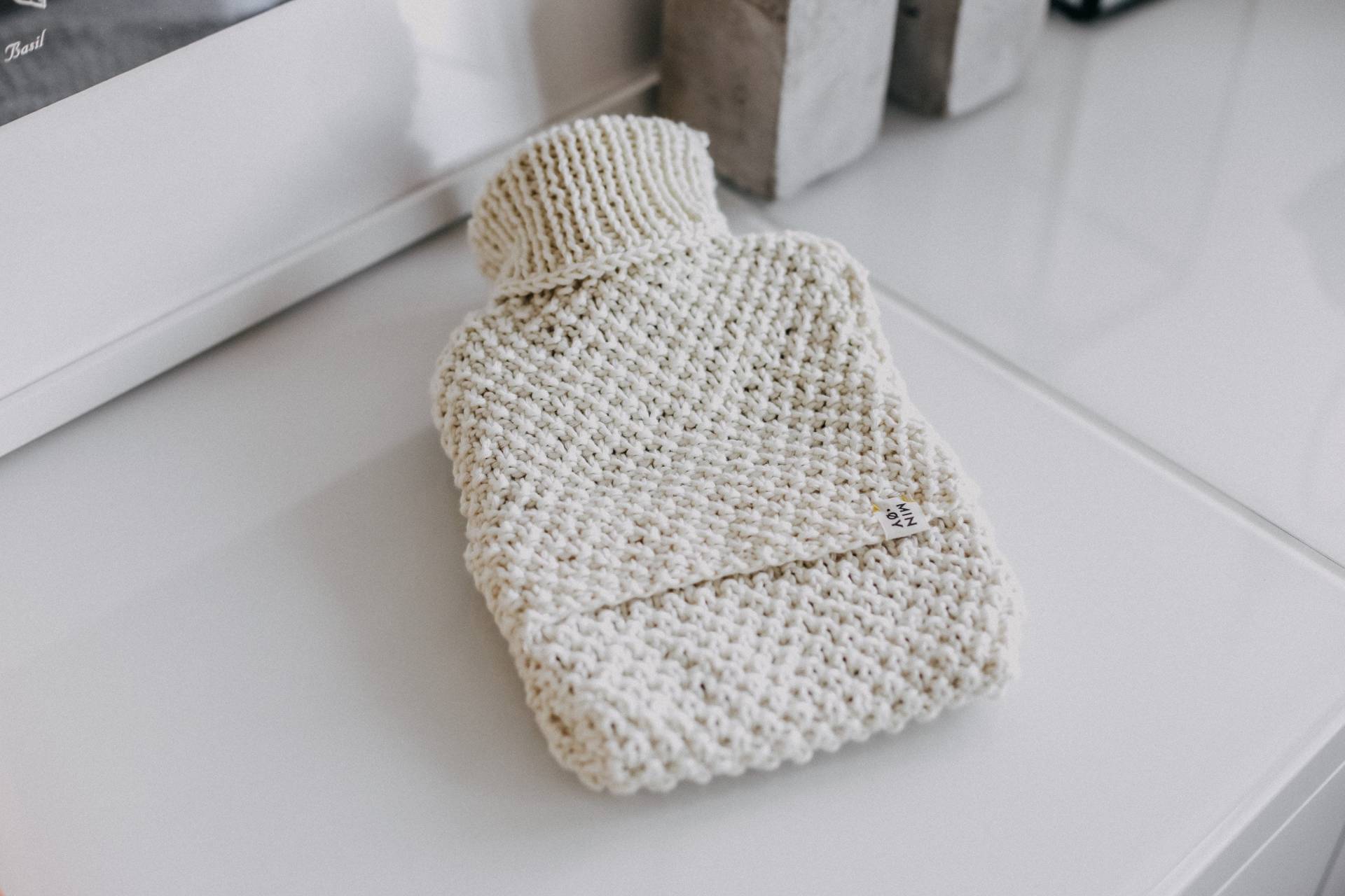 Gestrickte Wärmflaschenhülle Klein Mit Perlmuster »Creme« von Etsy - MINOYhandmade