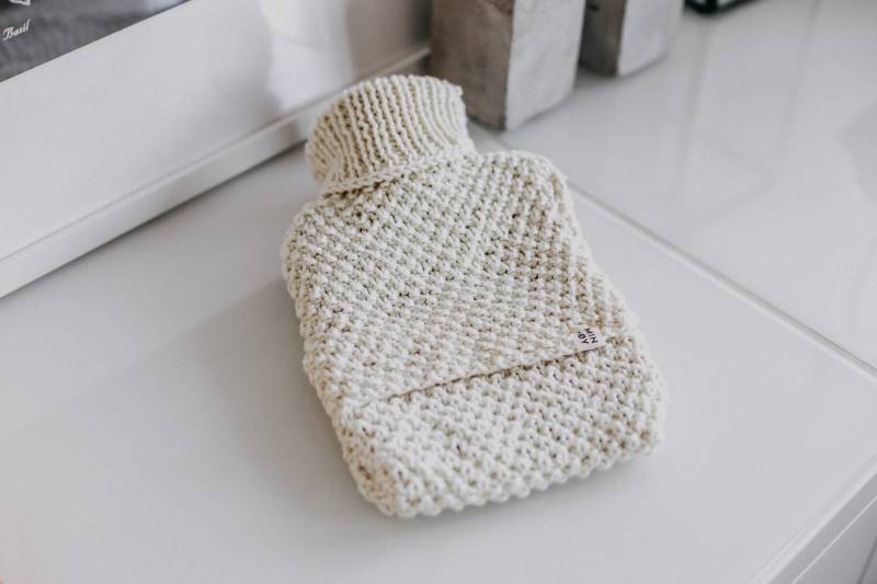 Gestrickte Wärmflaschenhülle Klein Mit Perlmuster »Creme« von Etsy - MINOYhandmade