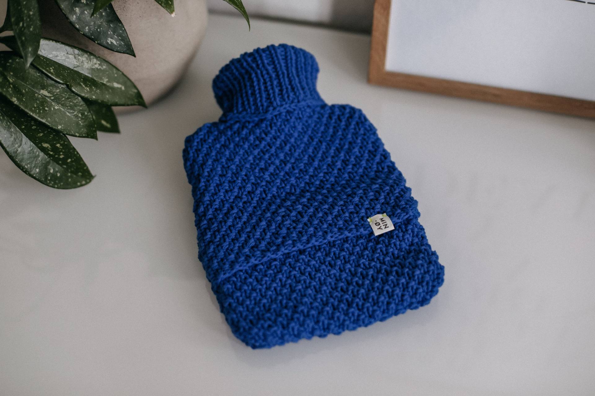 Gestrickte Wärmflaschenhülle Klein Mit Perlmuster »Royalblau« von Etsy - MINOYhandmade